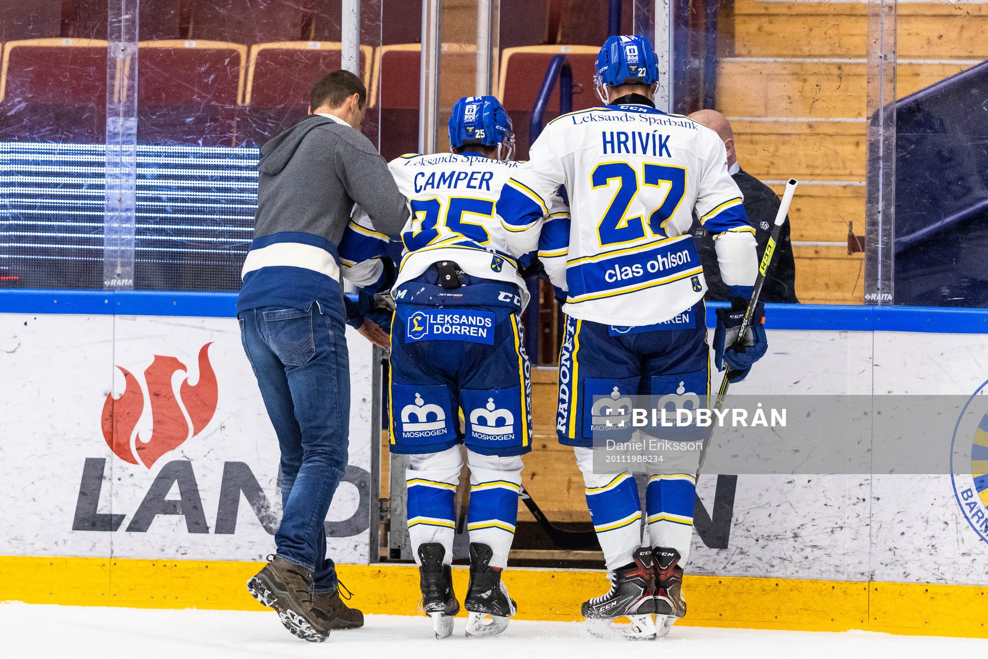 Leksands Carter Camper hjälps av isen av lagläkare och
