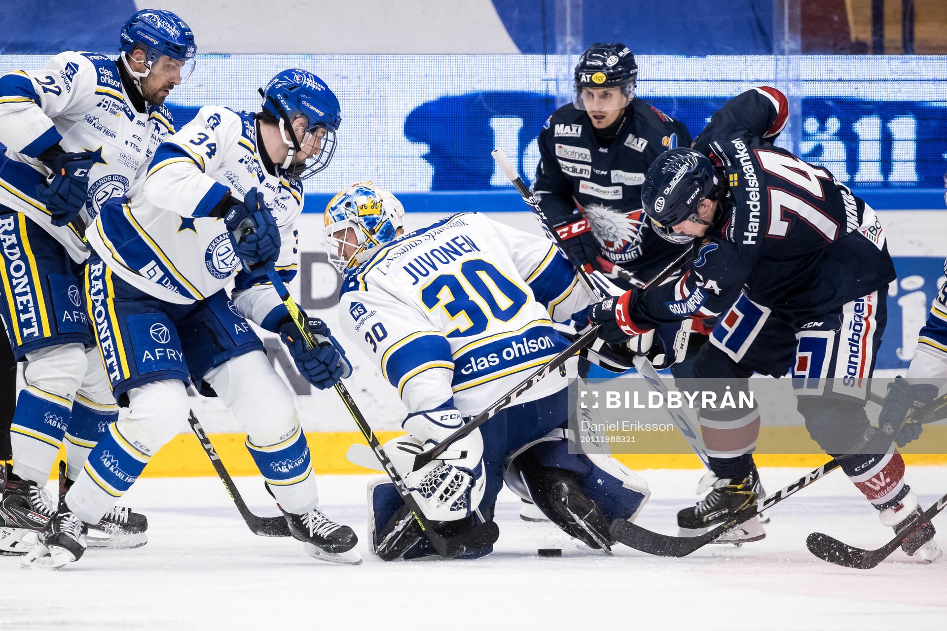 Leksands Peter Cehlarik och Leksands målvakt Janne Juvonen