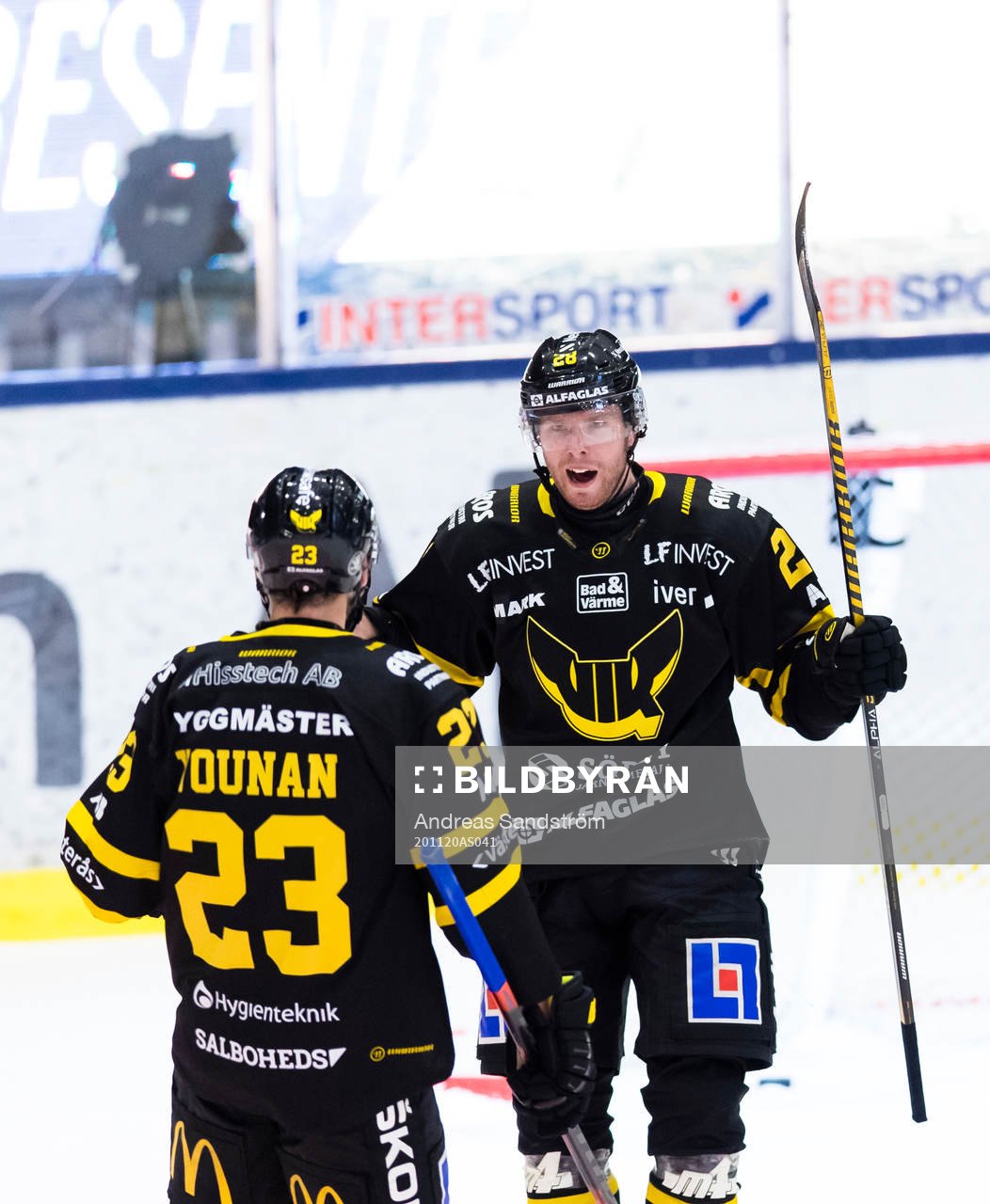 Västerås Lukas Zetterberg (m) gör 2-3 och gratuleras
