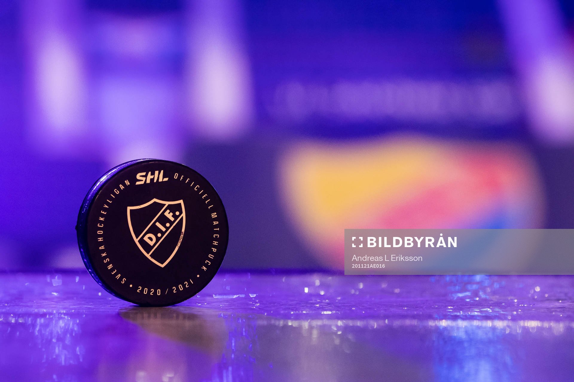 En puck med Djurgårdens emblem på innan ishockeymatchen i