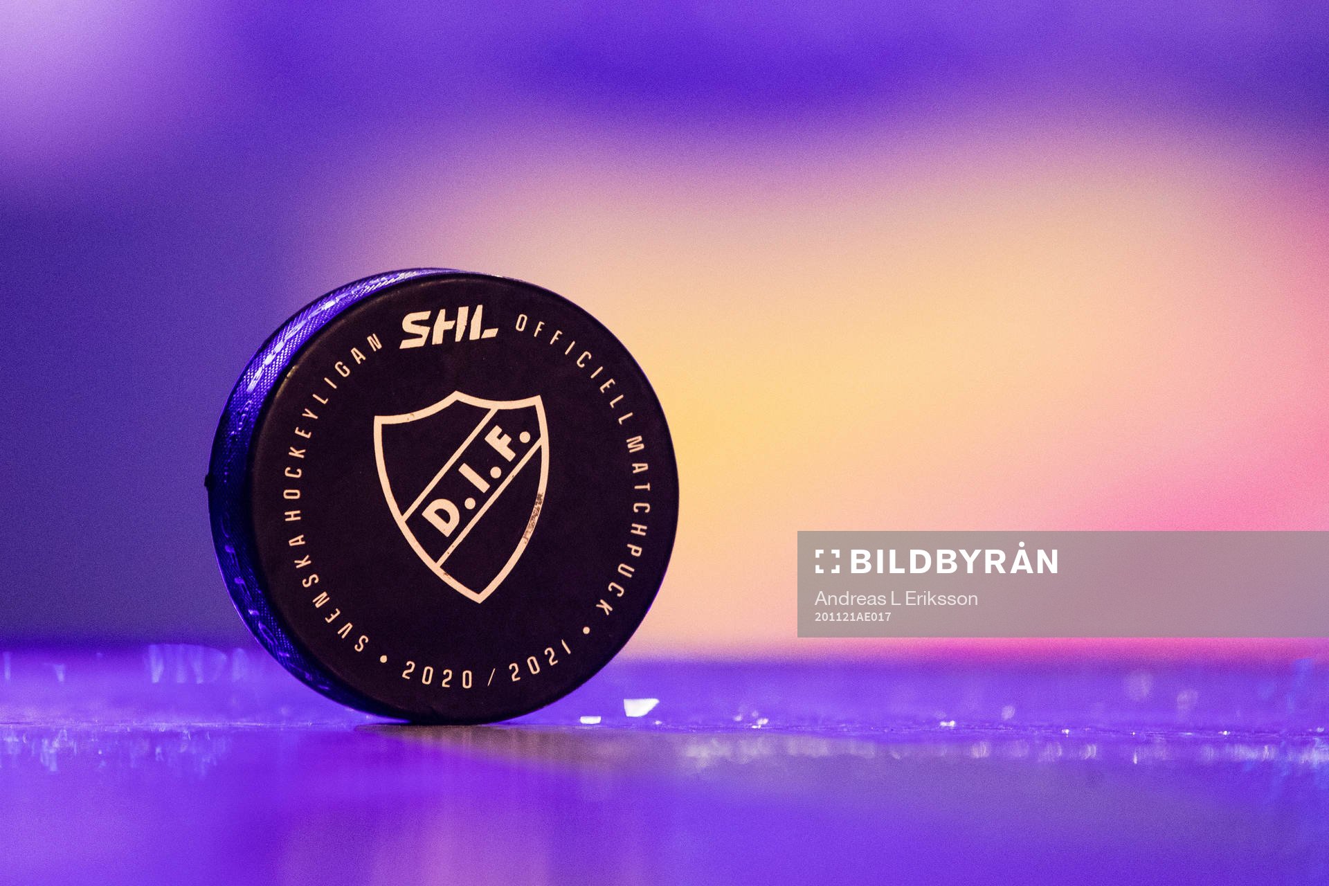 En puck med Djurgårdens emblem på innan ishockeymatchen i