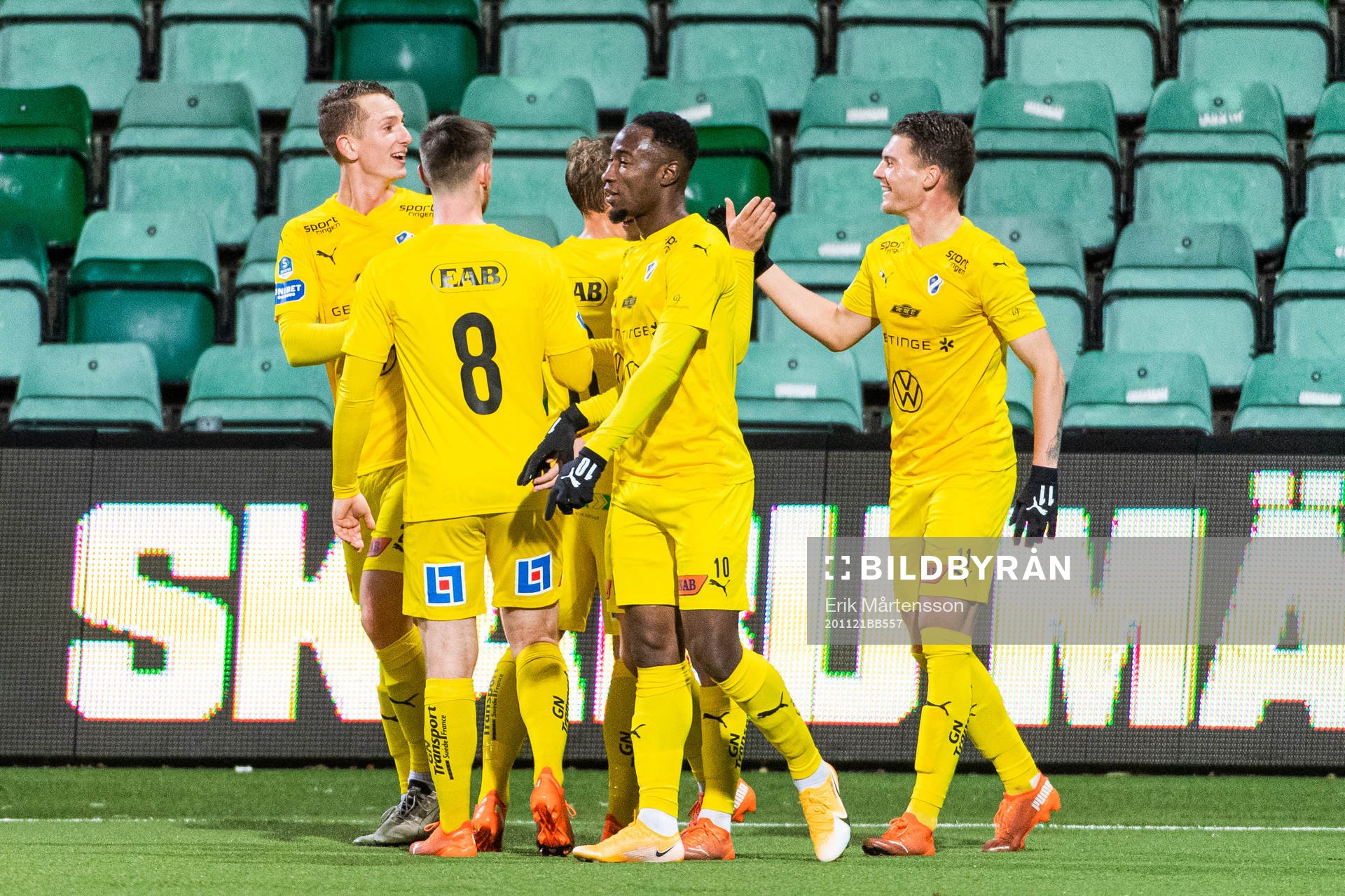 Halmstads Samuel Kroon jublar med lagkamrater