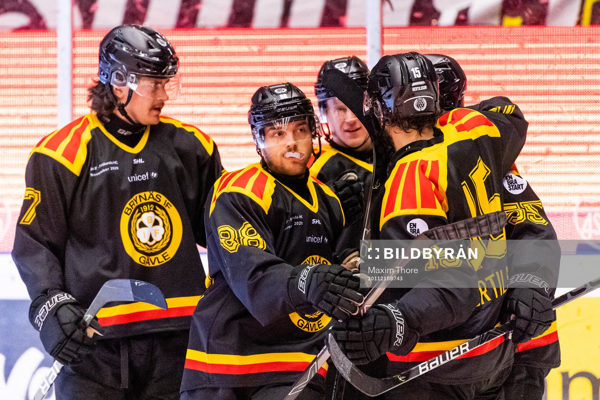 Brynäs Jaedon Descheneau jublar med lagkamrater