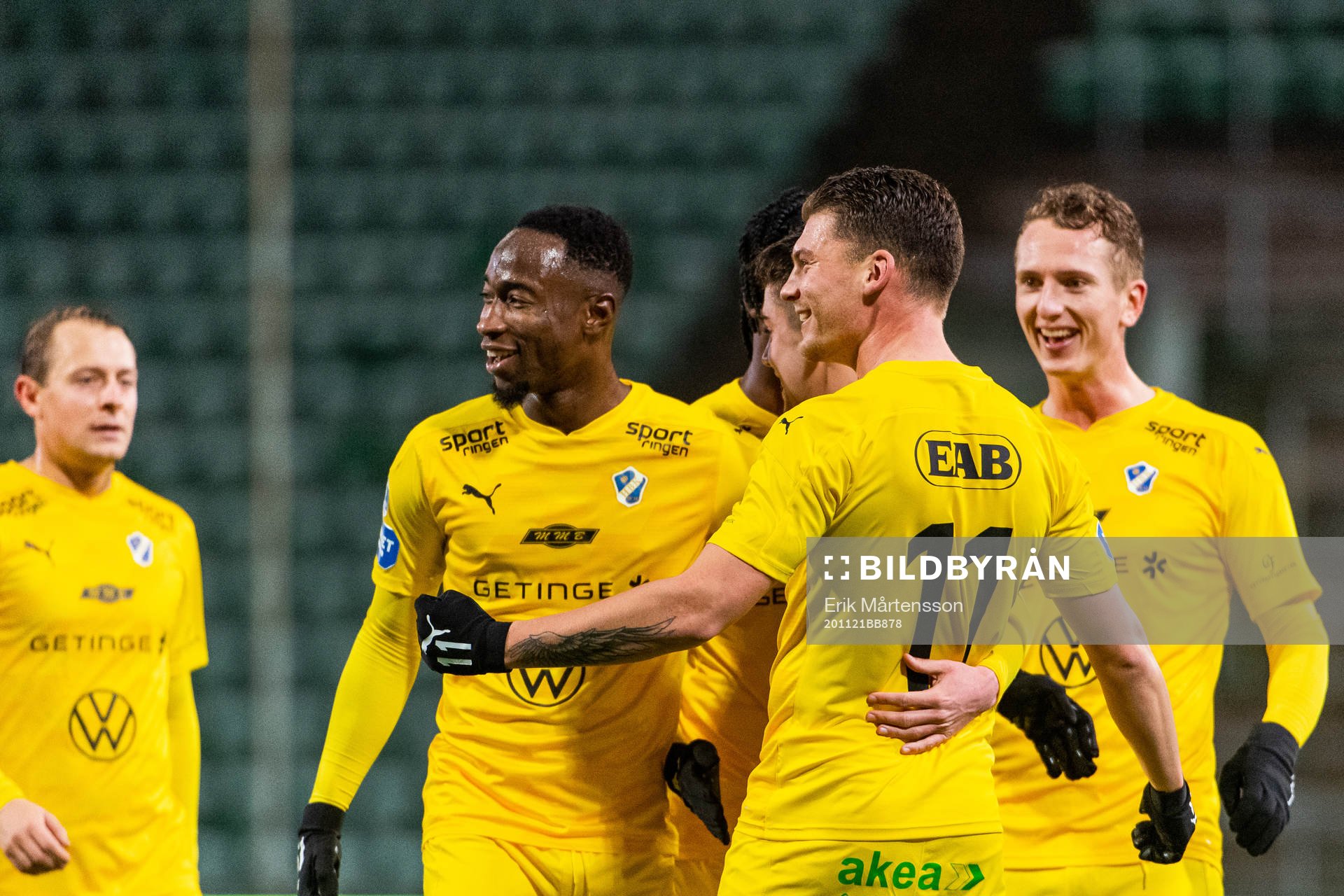Halmstads Emil Tot Wikström jublar med lagkamrater