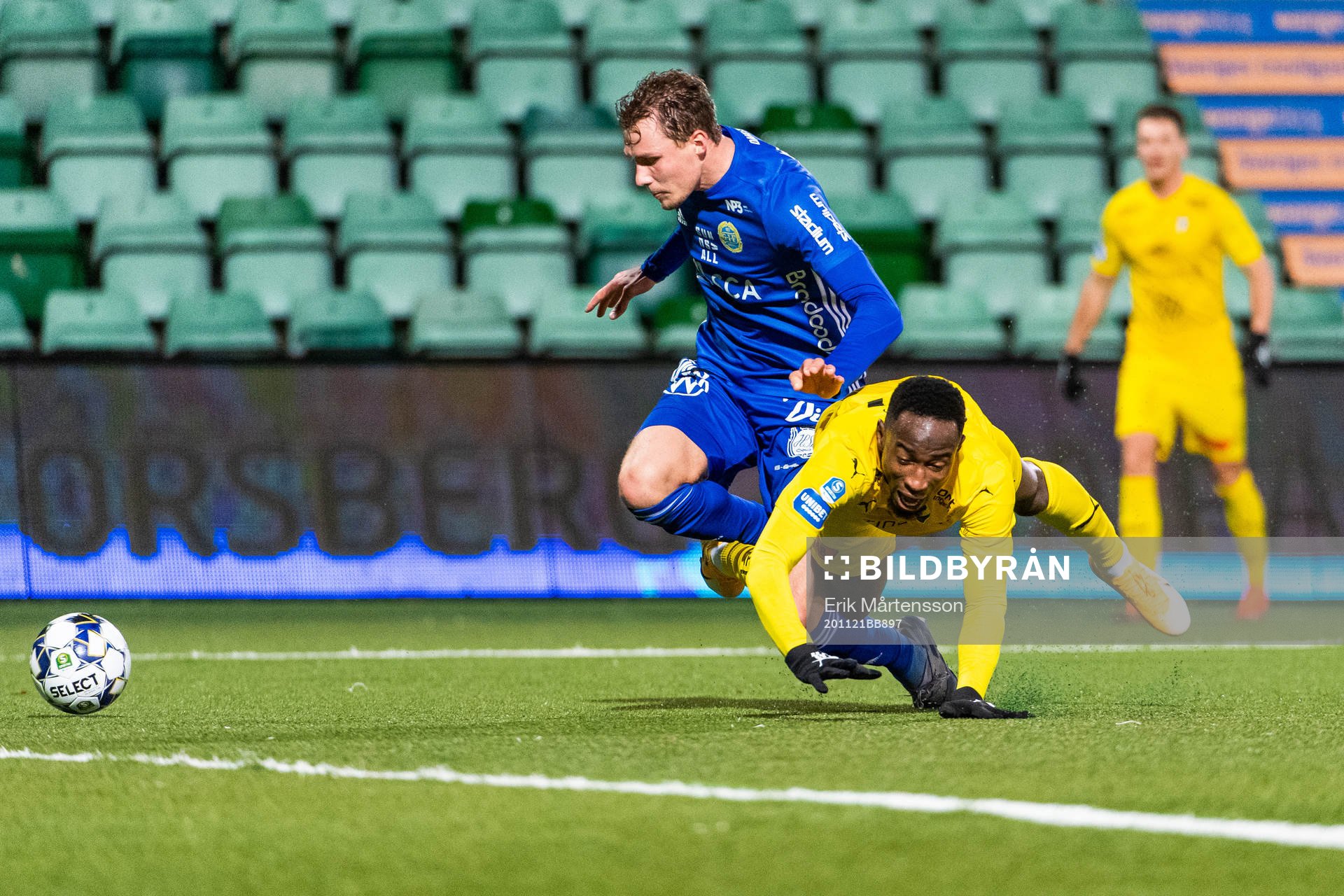 Sundsvalls Niklas Dahlström och Halmstads Sadat Karim i kamp om bollen under fotbollsmatchen i Superettan mellan GIF Sundsvall och Halmstad den 21 november 2020 i Sundsvall.