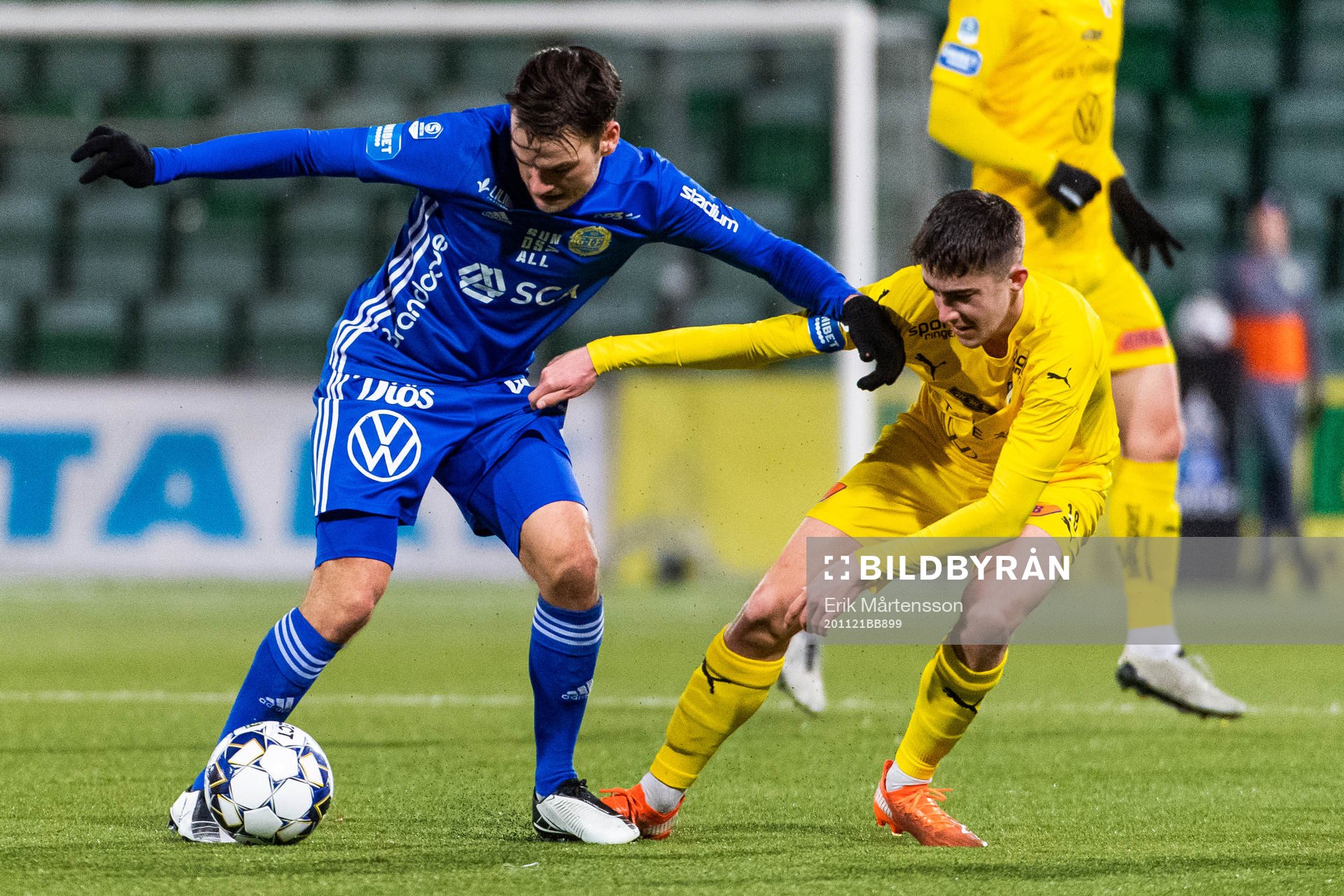 Sundsvalls Pontus Silfwer och Jesper Carström under fotbollsmatchen i Superettan mellan GIF Sundsvall och Halmstad den 21 november 2020 i Sundsvall.