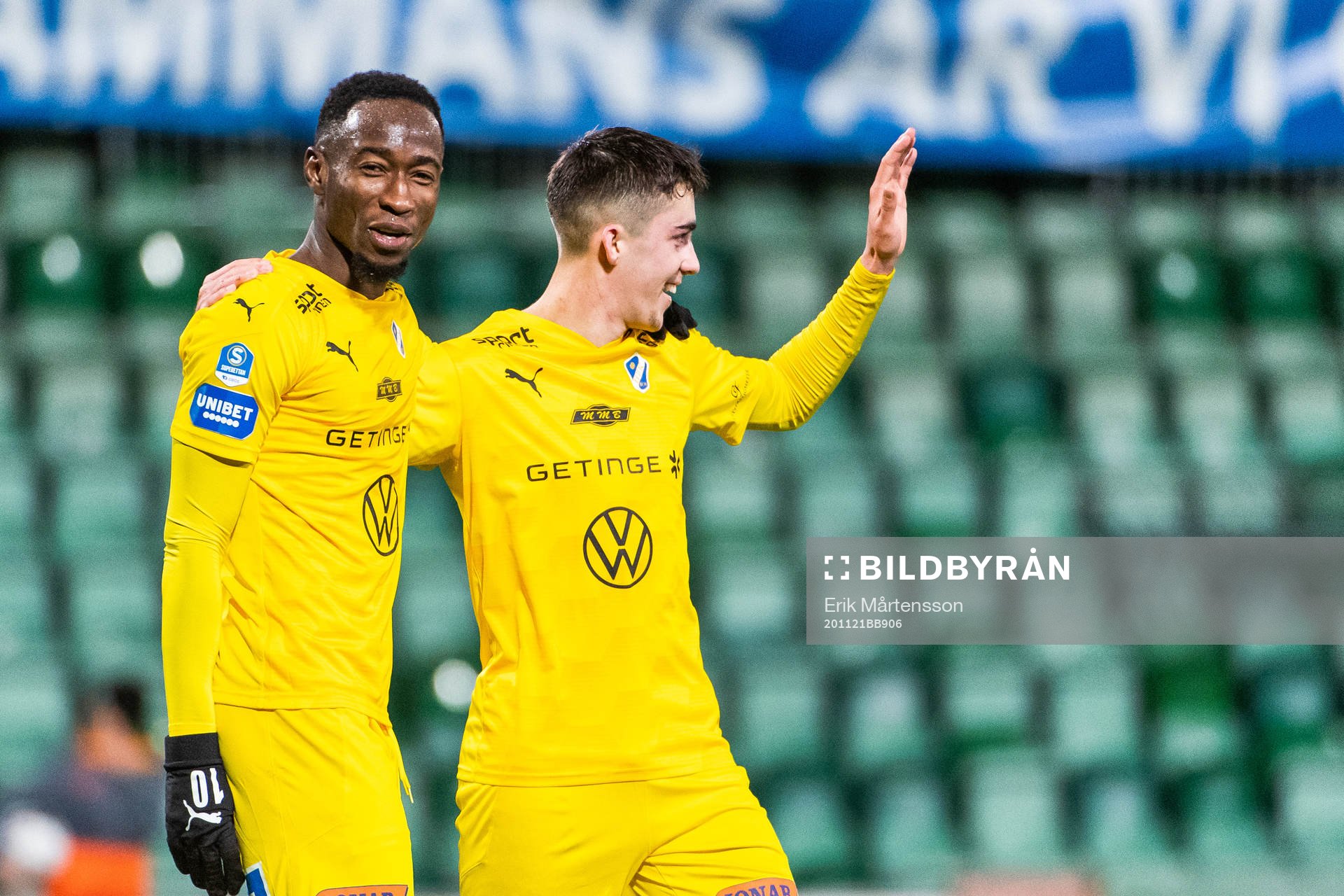 Halmstads Sadat Karim jublar med målskytten till 0-5 Emil