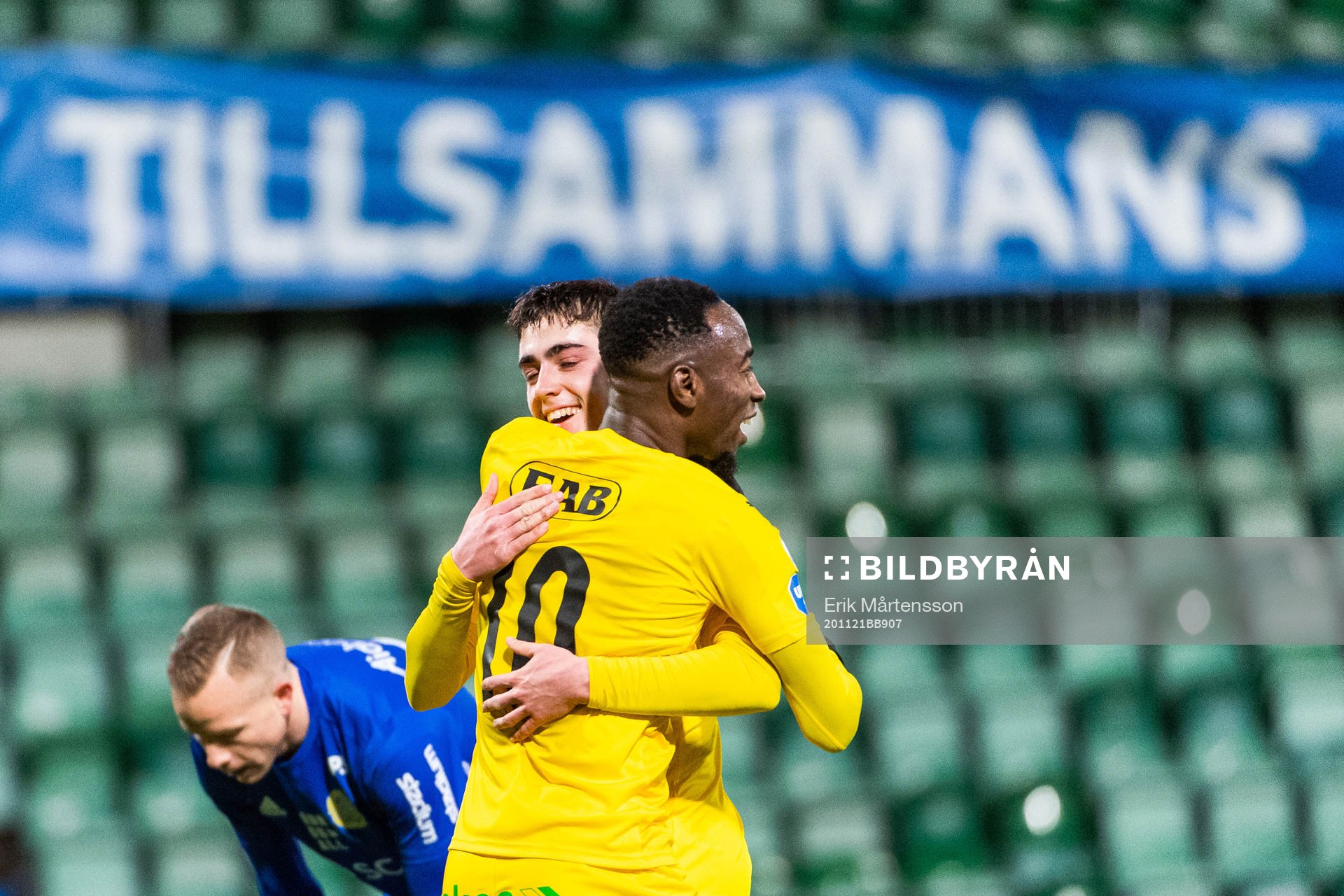 Halmstads Sadat Karim jublar med målskytten till 0-5 Emil