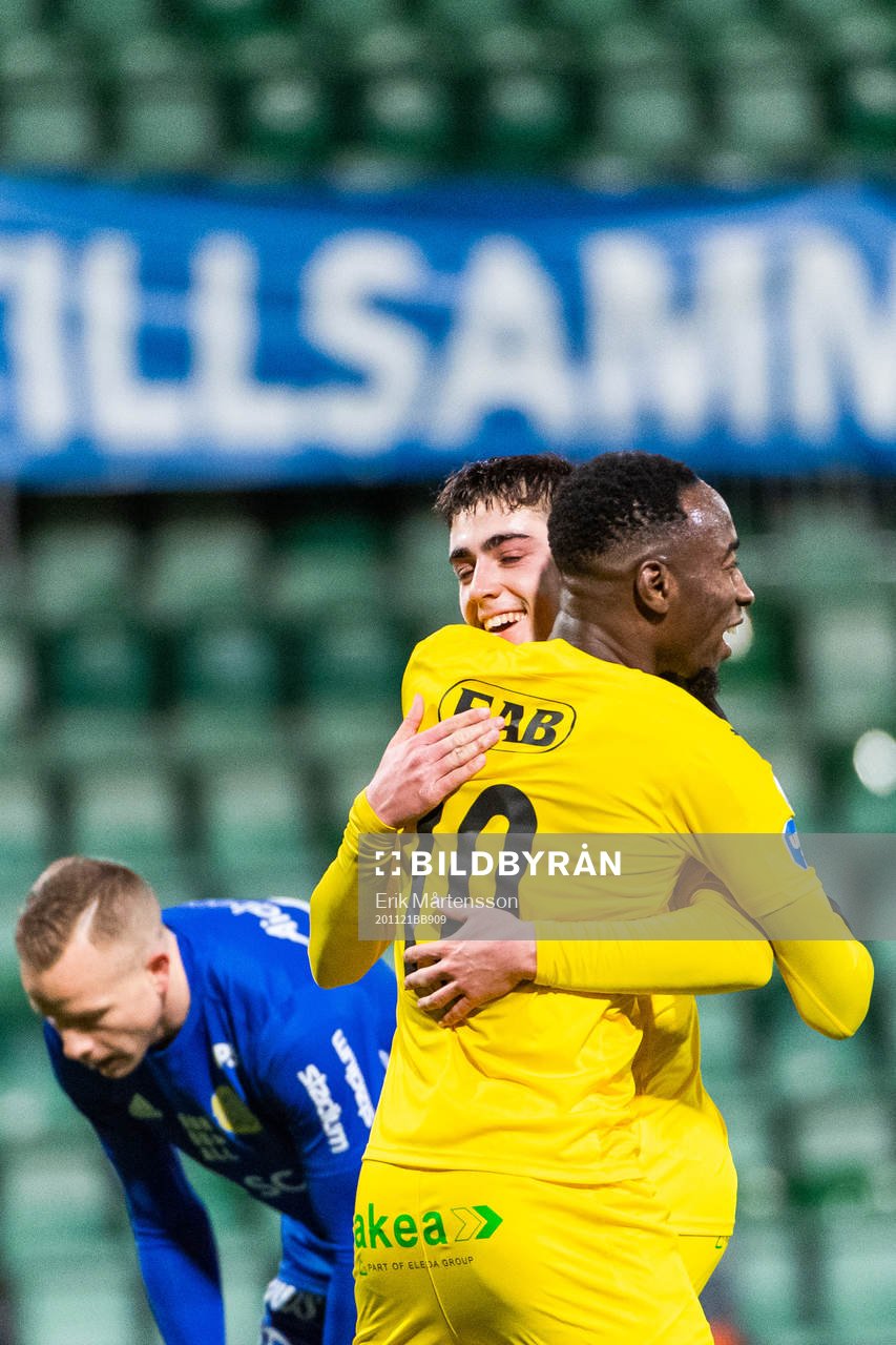 Halmstads Sadat Karim jublar med målskytten till 0-5 Emil