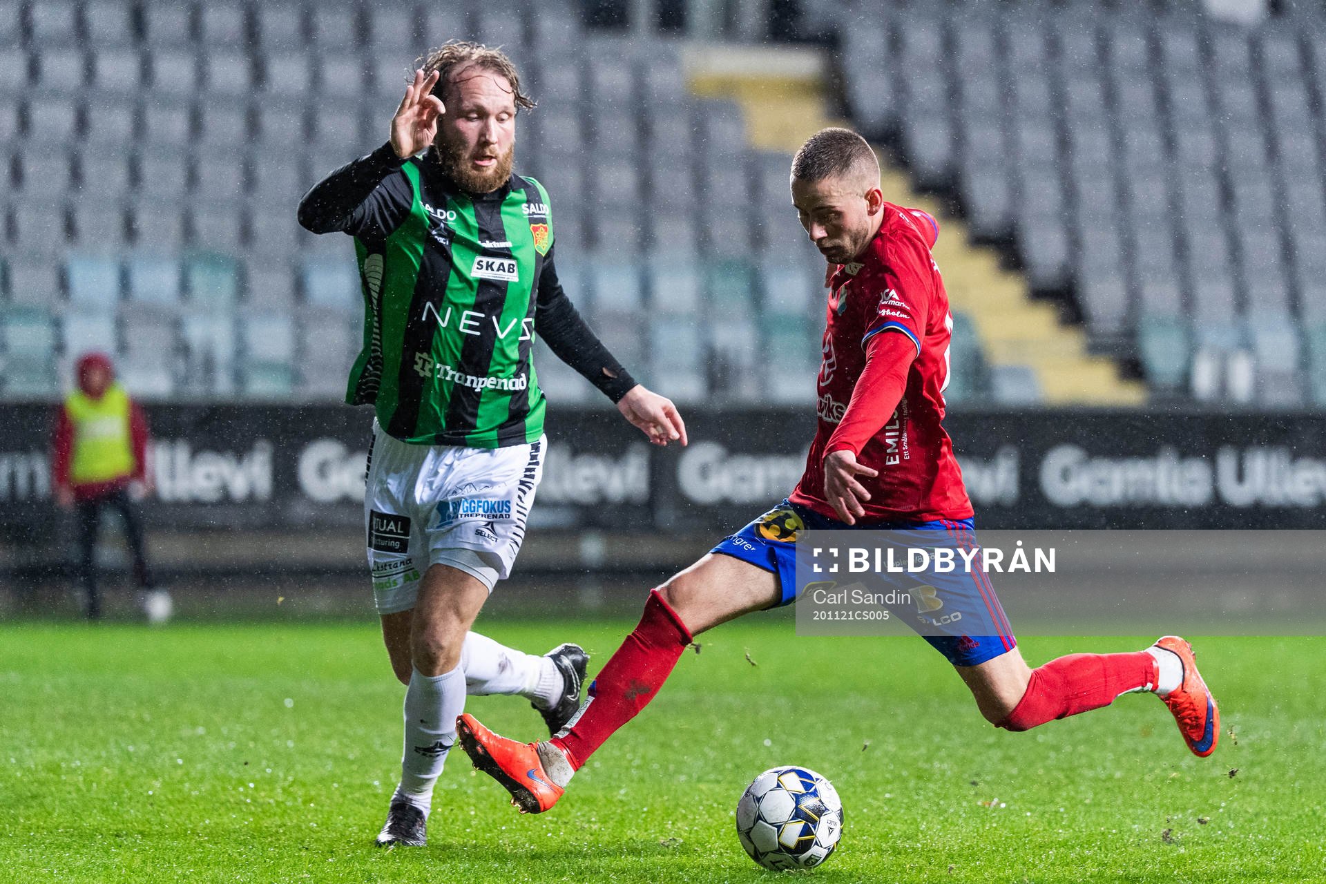 GAIS Emil Wahlström och Östers Petar Petrovic under fotbollsmatchen i Superettan  mellan GAIS och Öster den 21 november 2020 i Göteborg.