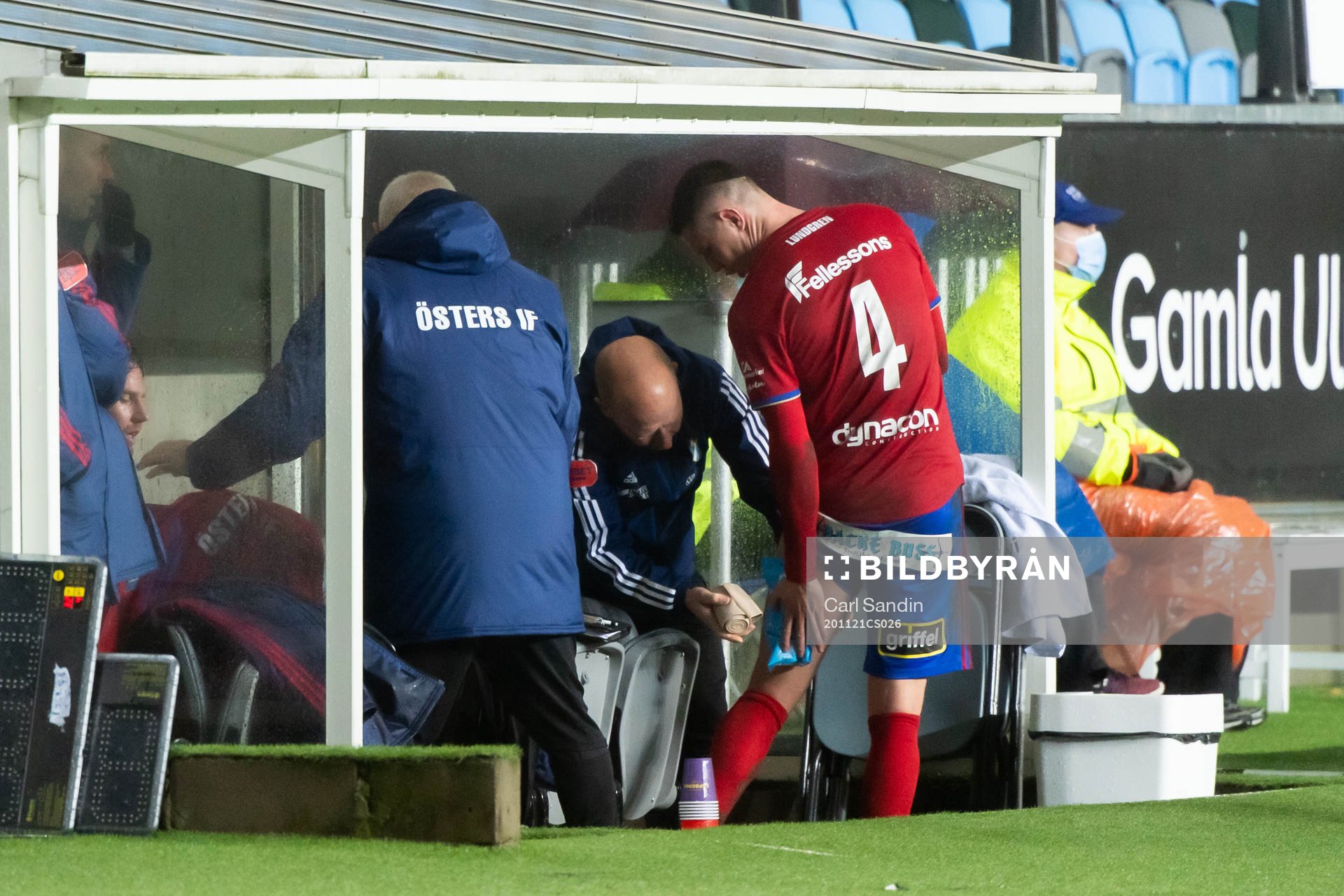 Östers Fredrik Lundgren får sitt lår lindat