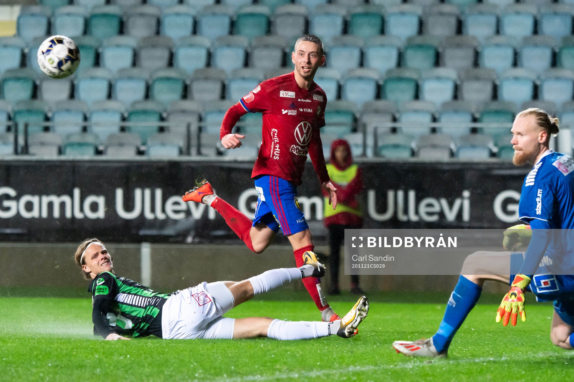 GAIS Fredrik Martinsson och målvakt Mathias Karlsson mot
