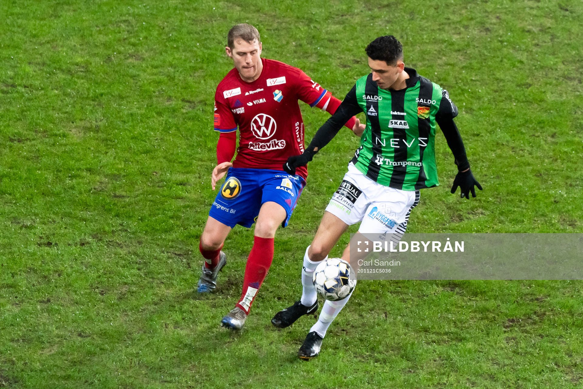 Östers Stefan Karlsson och GAIS Youssef Fayad under fotbollsmatchen i Superettan  mellan GAIS och Öster den 21 november 2020 i Göteborg.