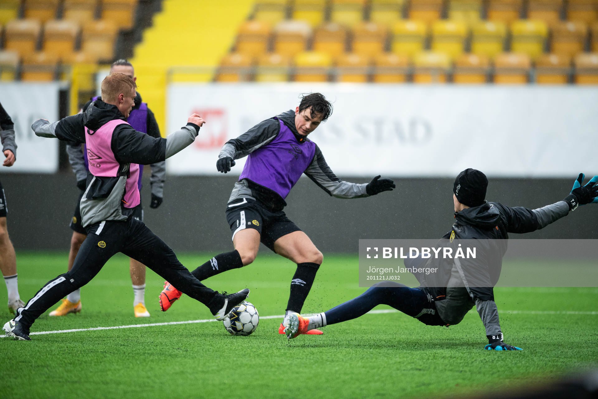 Rasmus Rosenqvist, Sivert Nilsen och målvakt Tim Rönning under en träning med Elfsborg den 21 november 2020 i Borås.