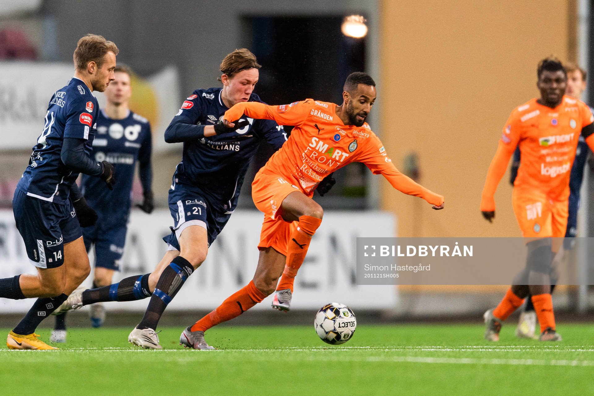 Degerfors Adam Carlén och AFC Eskilstunas Ferid Ali under fotbollsmatchen i Superettan mellan AFC Eskilstuna och Degerfors den 21 november 2020 i Eskilstuna.
