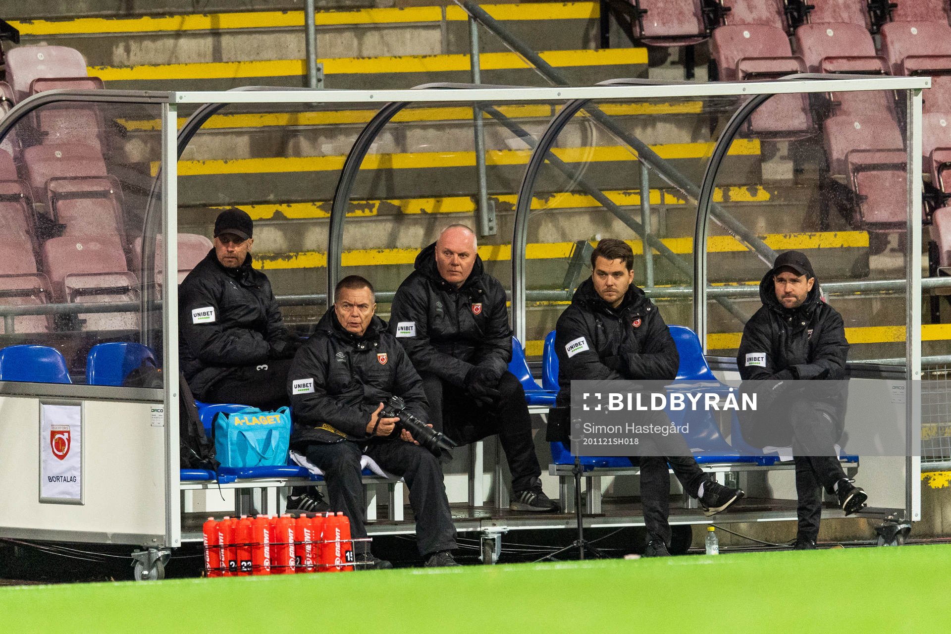 Degerfors tränare Andreas Holmberg (tvåa från höger)