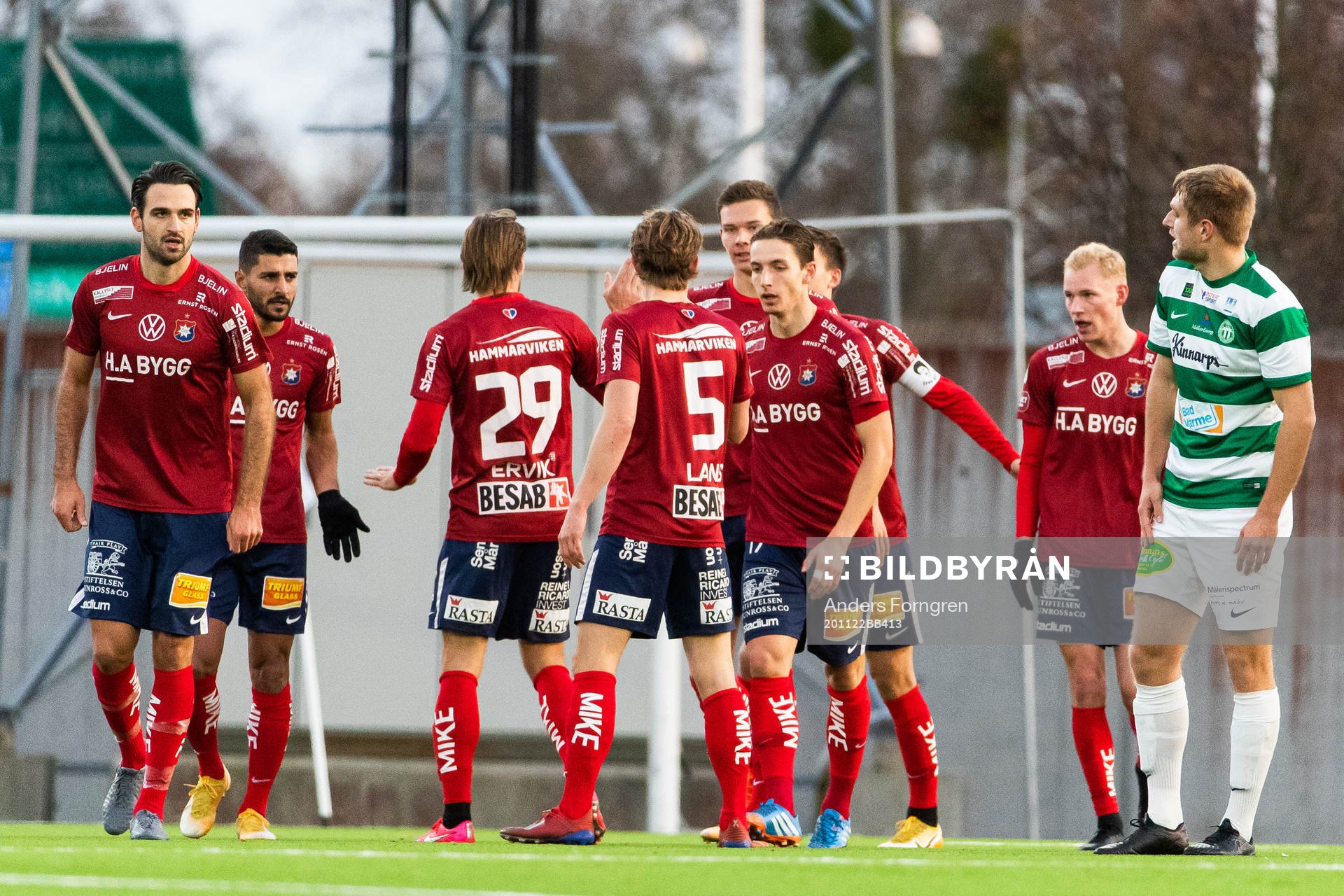 Örgrytes Adam Bergmark Wiberg jublar med lagkamrater