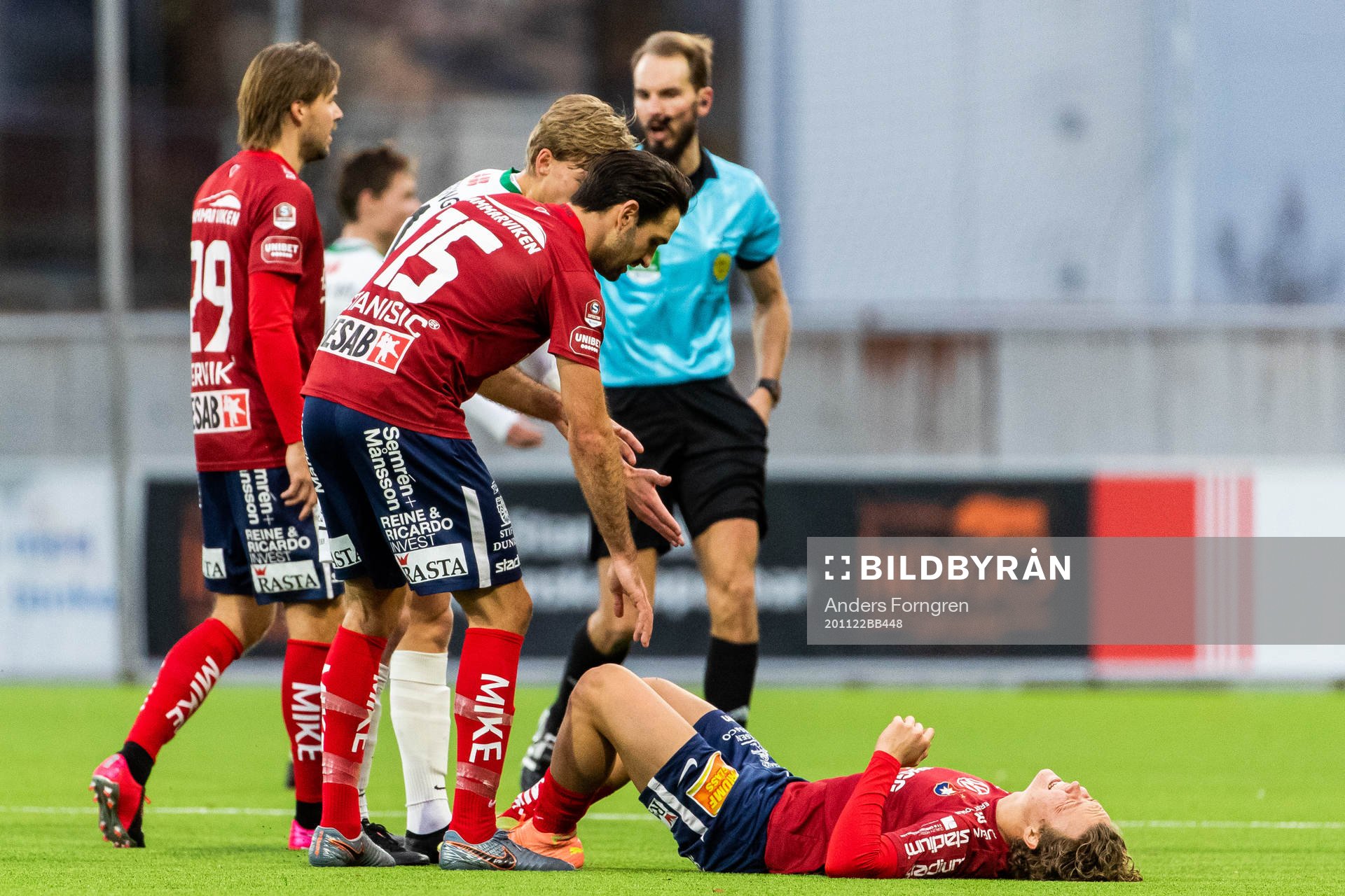 Örgrytes Herman Sjögrell ligger ner och har ont under fotbollsmatchen i Superettan mellan Västerås SK och Örgryte den 22 november 2020 i Västerås.