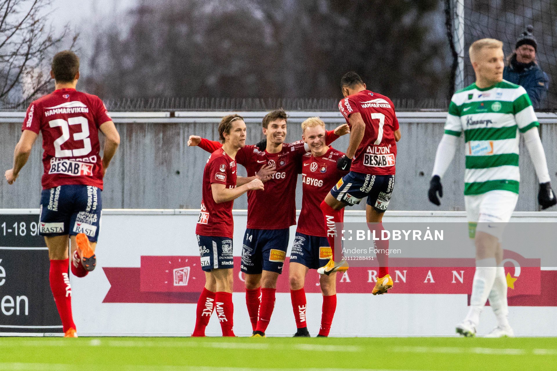 Örgrytes Daniel Paulsson jublar med lagkamrater