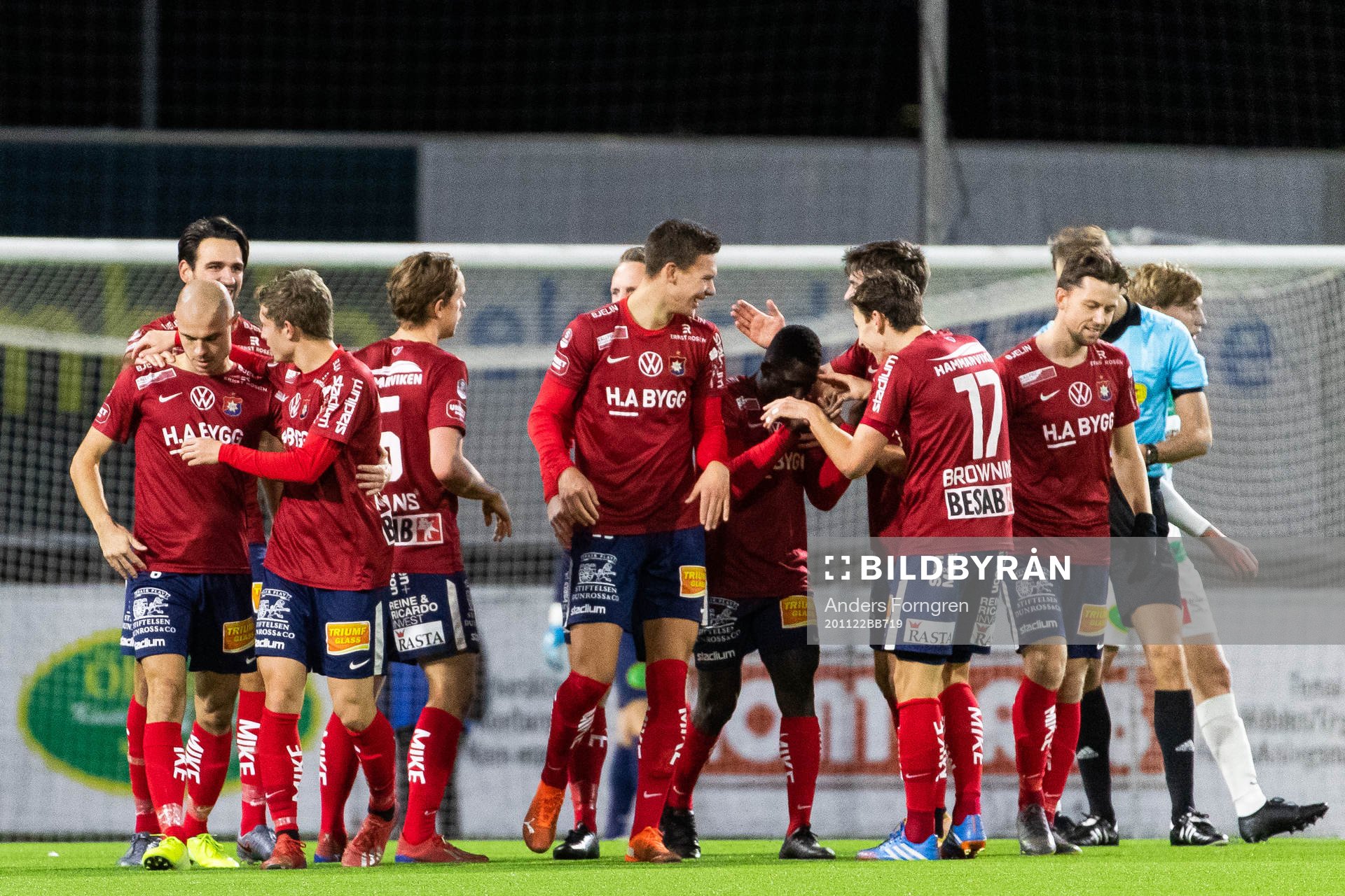 Örgrytes Hannes Sahlin jublar med lagkamrater