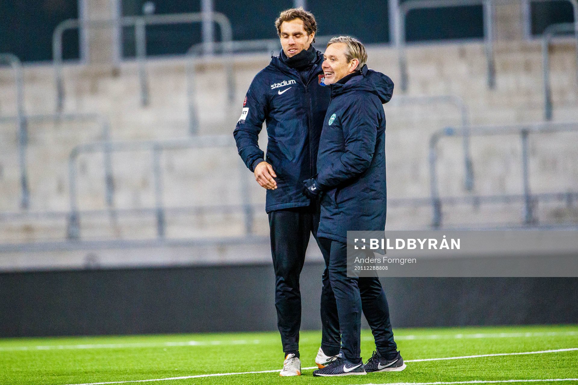 Örgrytes assisterande tränare Johan Elmander Västerås tränare Thomas Askebrand efter fotbollsmatchen i Superettan mellan Västerås SK och Örgryte den 22 november 2020 i Västerås.