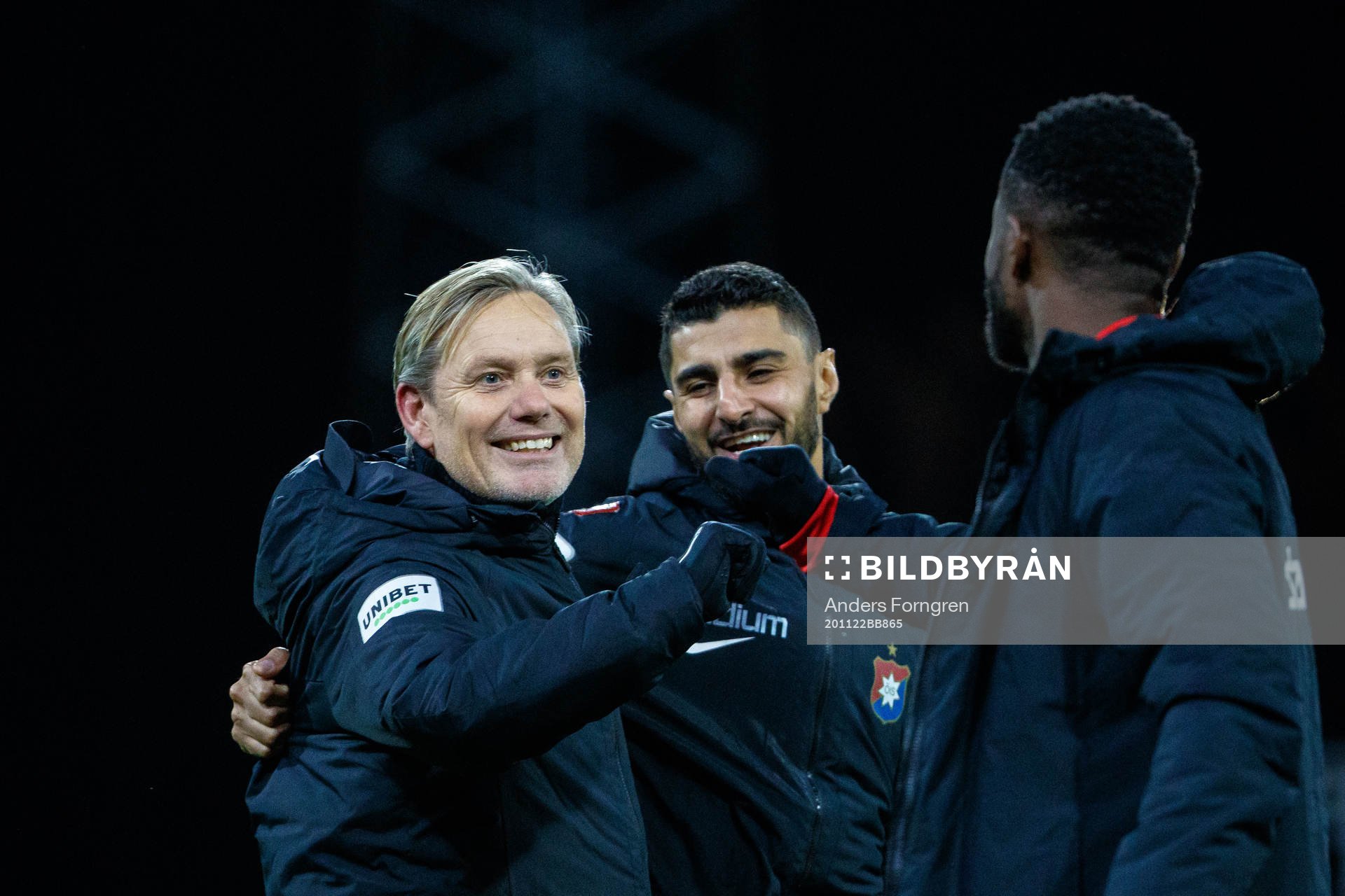 Västerås tränare Thomas Askebrand med Örgrytespelare efter matchen efter fotbollsmatchen i Superettan  mellan Västerås SK och Örgryte den 22 november 2020 i Västerås.