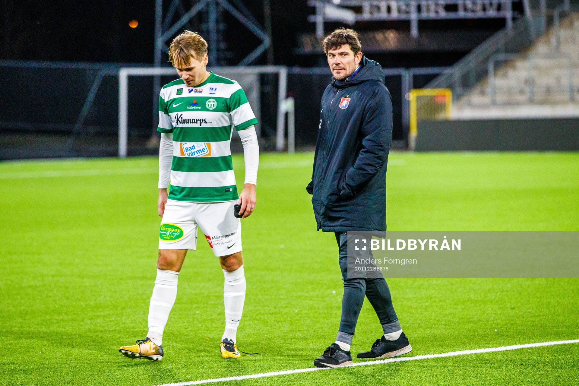 Västerås Viktor Prodell och Örgrytes tränare Miguel Beas efter fotbollsmatchen i Superettan mellan Västerås SK och Örgryte den 22 november 2020 i Västerås.