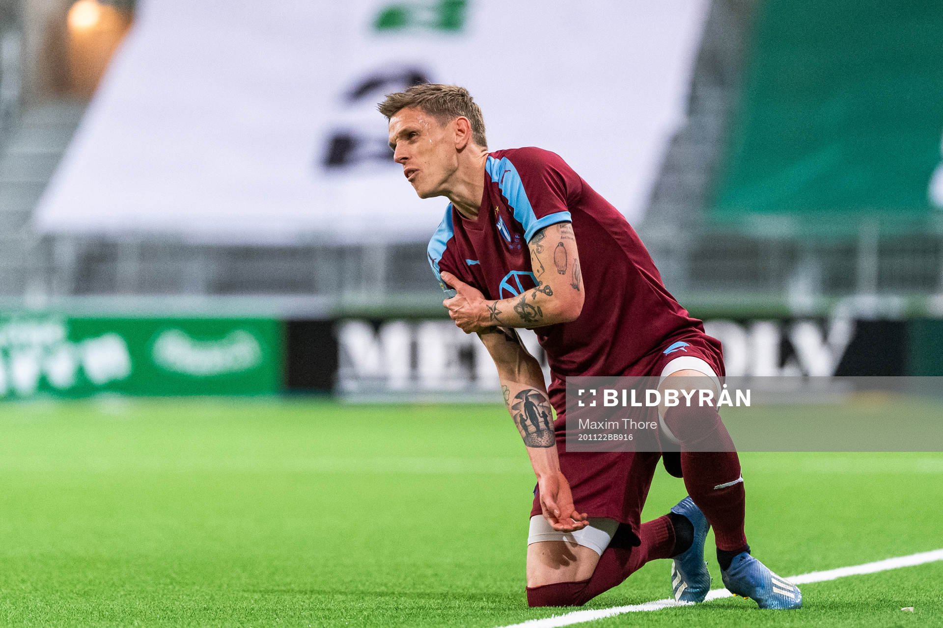 Malmö FFs Sören Rieks tar sig mot armen