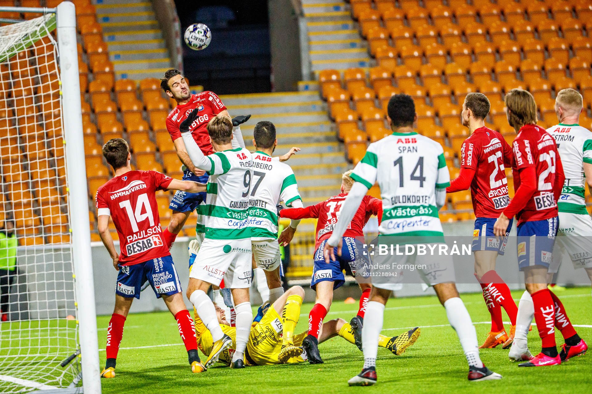 Örgrytes Oliver Stanisic nickar bort en hörna