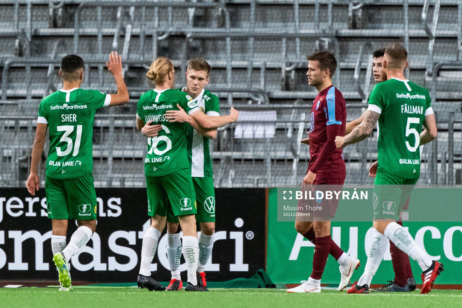 Hammarbys Gustav Ludwigson jublar med målskytten till 1-1