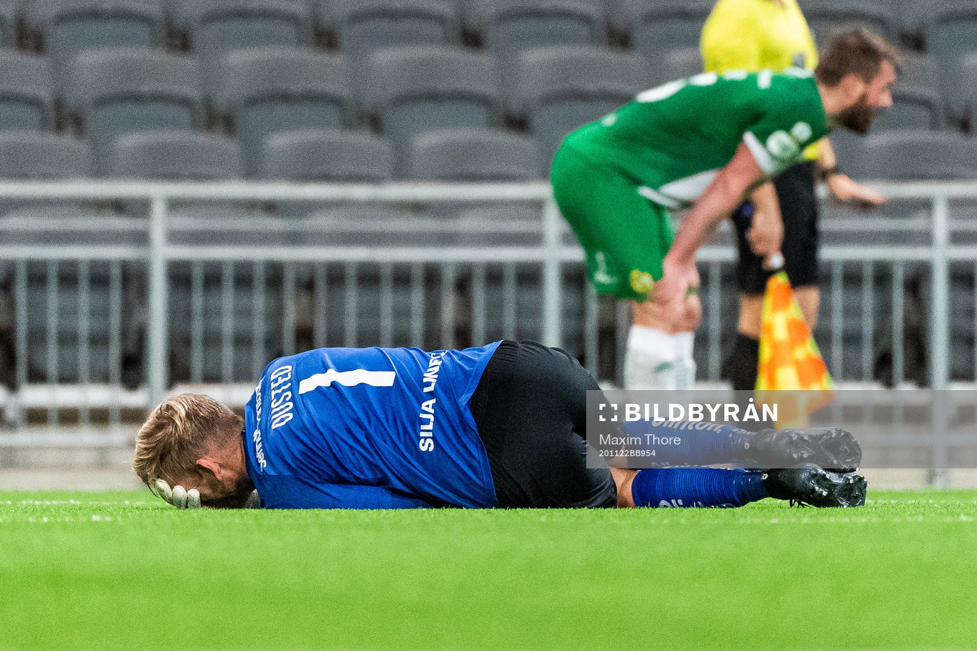 Hammarbys målvakt David Ousted har ont