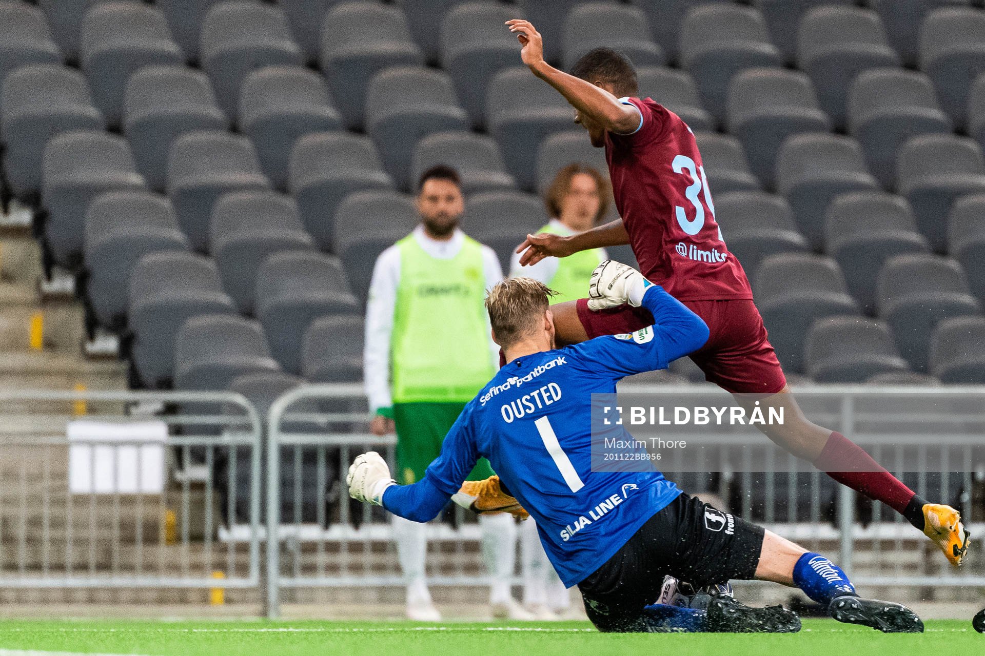 Hammarbys målvakt David Ousted får ett knä i huvudet