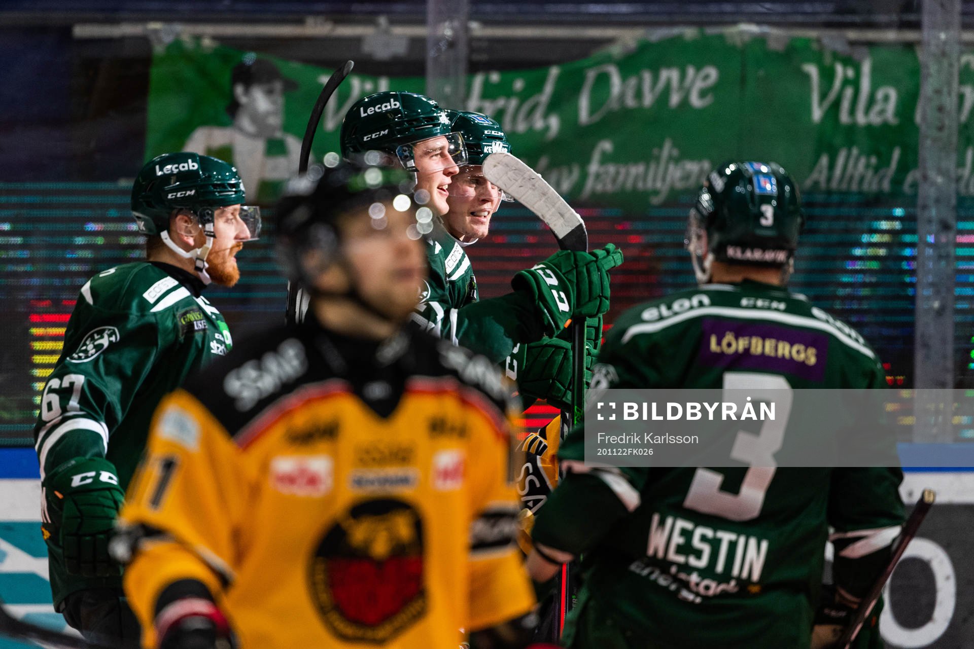 Färjestads Oskar Bäck jublar