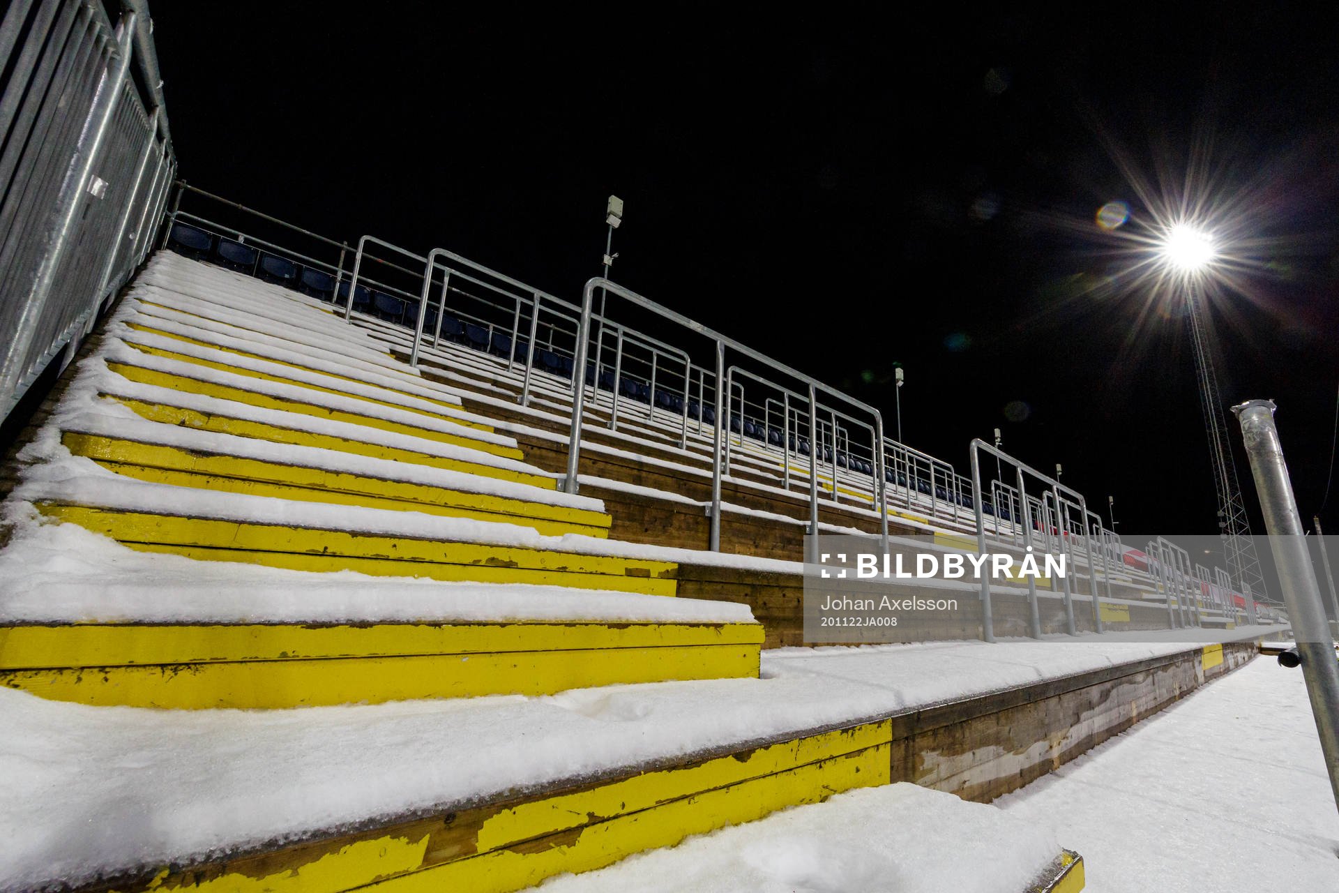 Tomma läktare med snö på Jämtkraft Arena inför fotbollsmatchen i Allsvenskan mellan Östersund och Varberg den 22 november 2020 i Östersund.