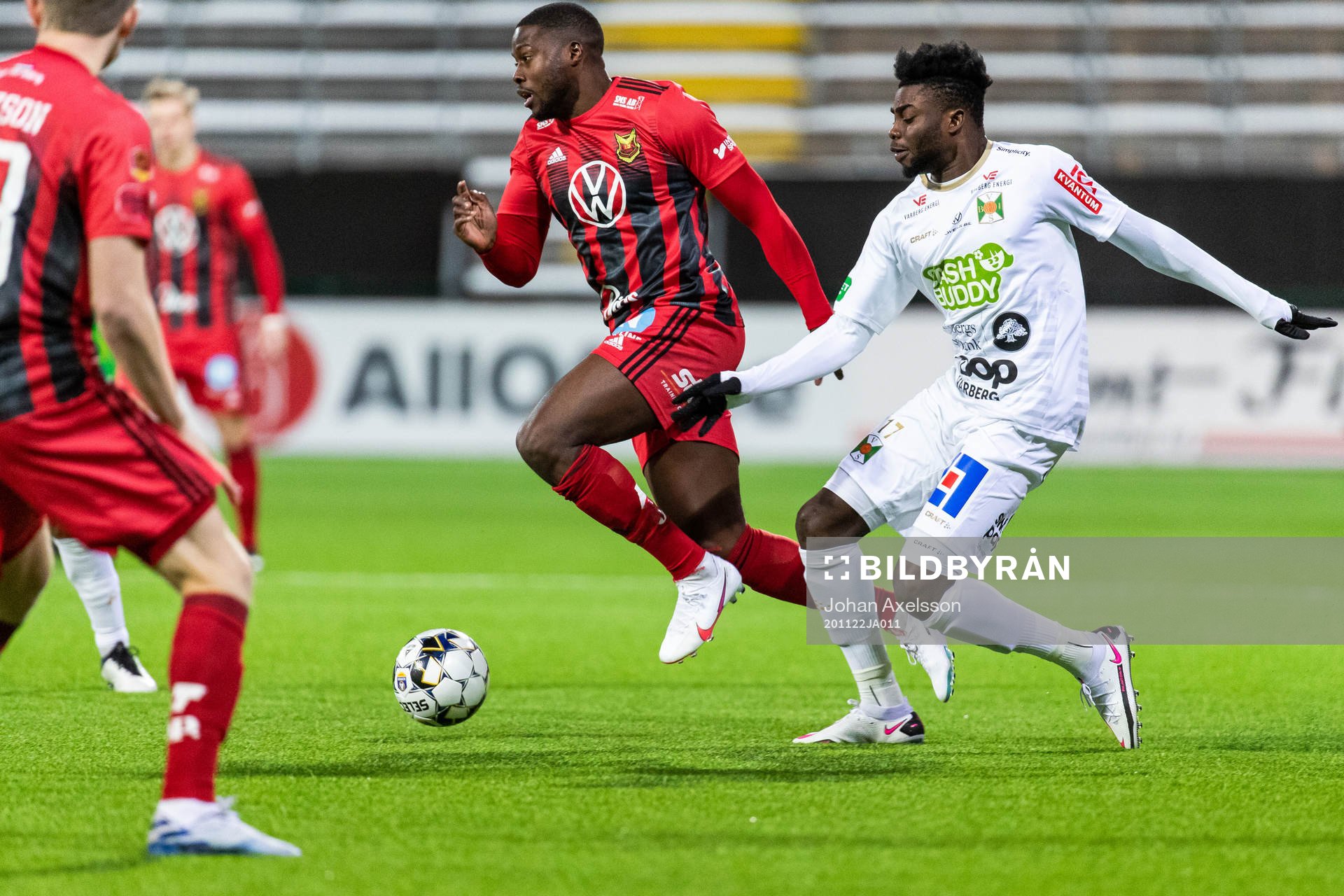 Östersunds Isak Ssewankambo och Varbergs Gideon Mensah