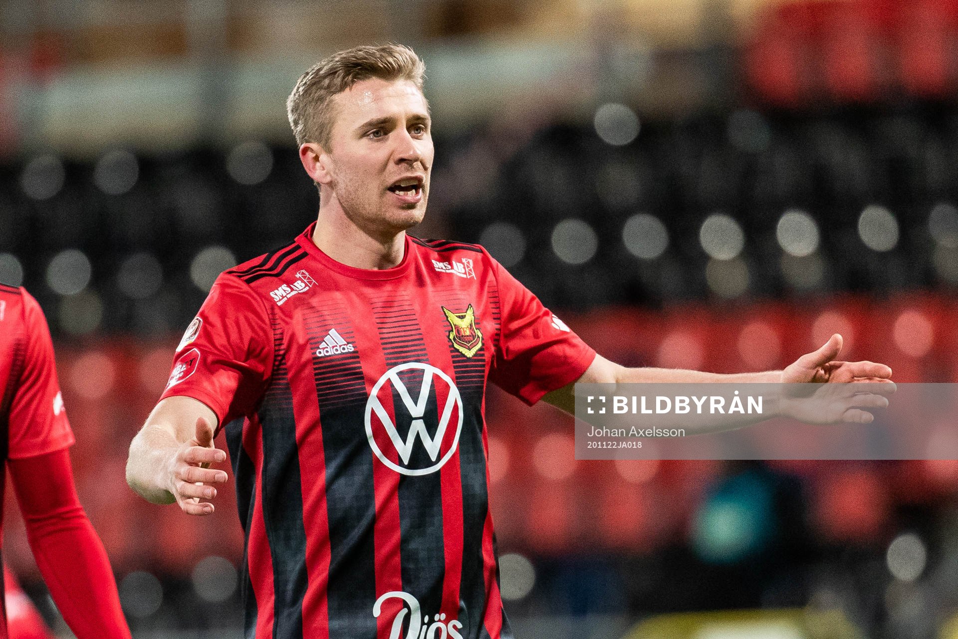 Östersunds Ludvig Fritzson reagerar mot domaren