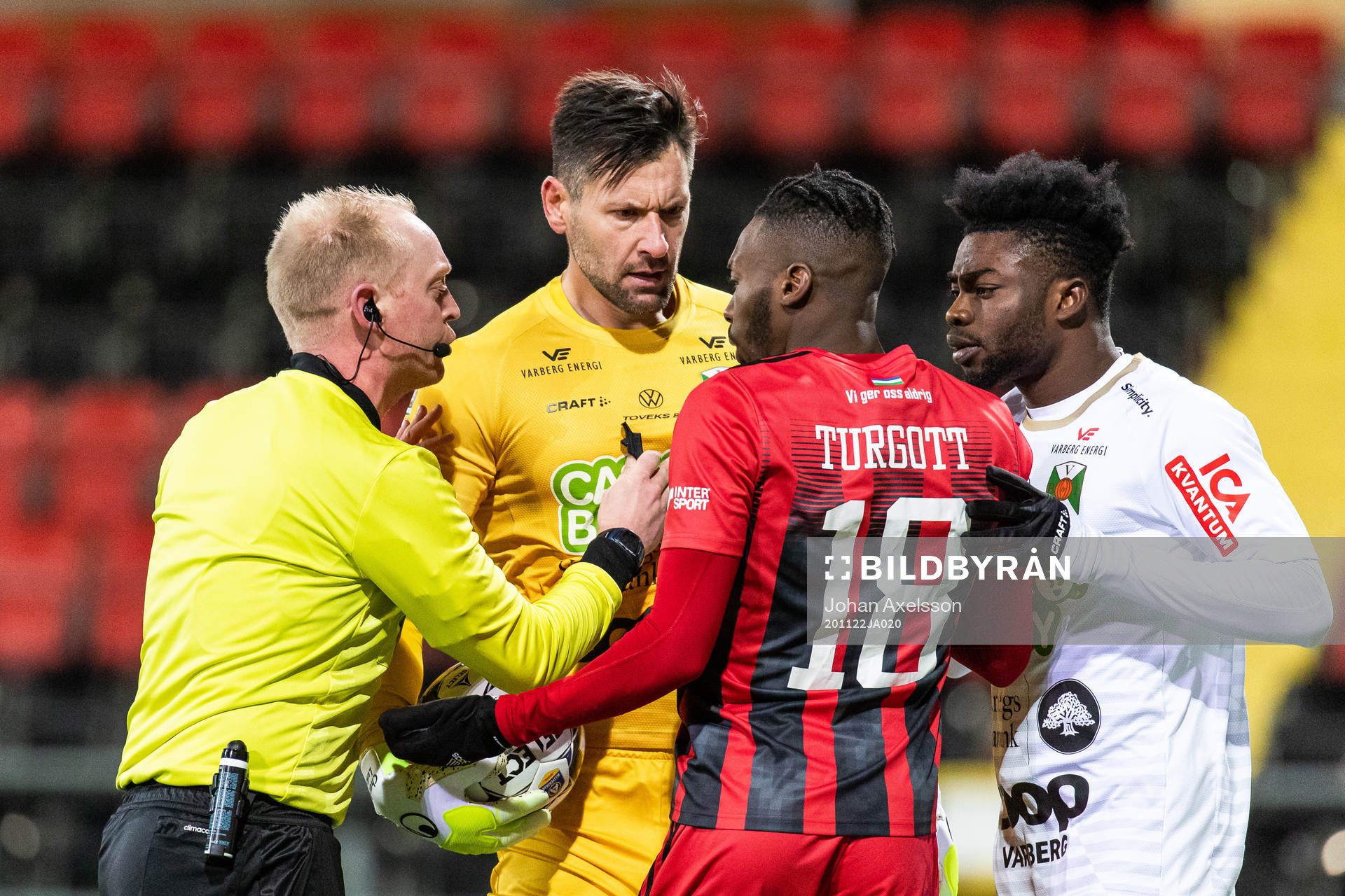 Domare Per Melin går emellan Varbergs målvakt Stojan