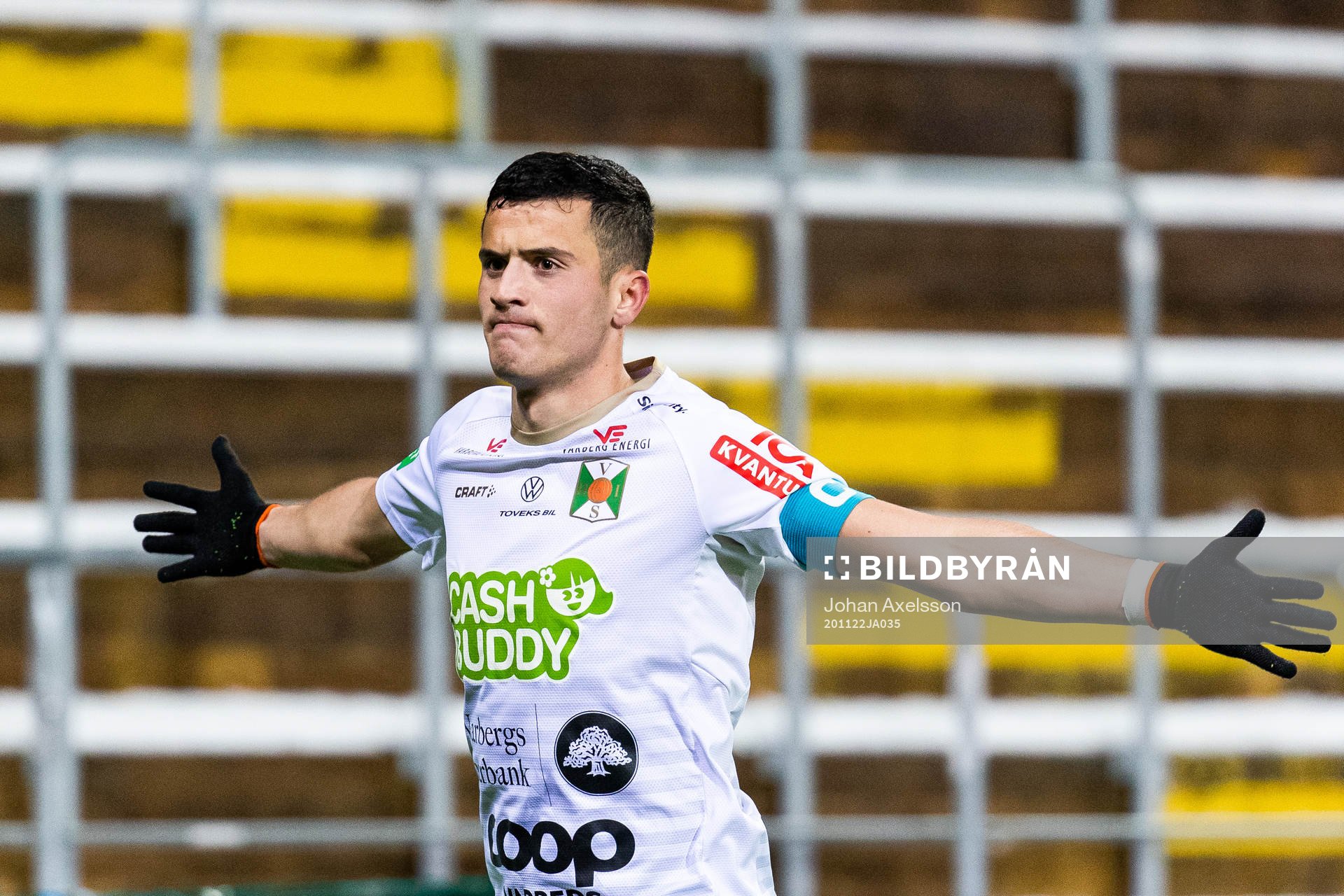 Varbergs Astrit Selmani jublar efter att han gjort 0-3 under fotbollsmatchen i Allsvenskan mellan Östersund och Varberg den 22 november 2020 i Östersund.