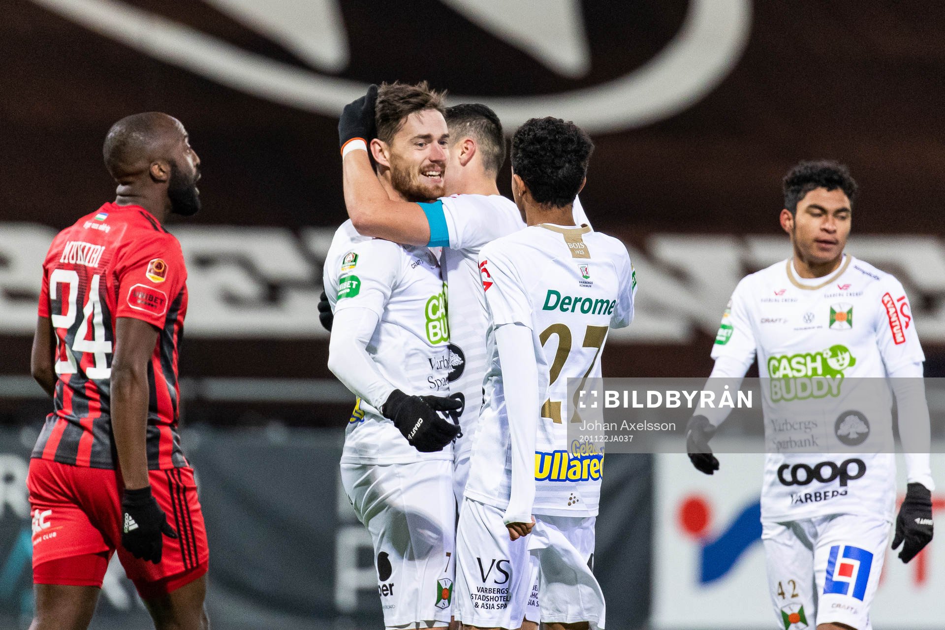 Varbergs Robin Tranberg jublar med Astrit Selmani och