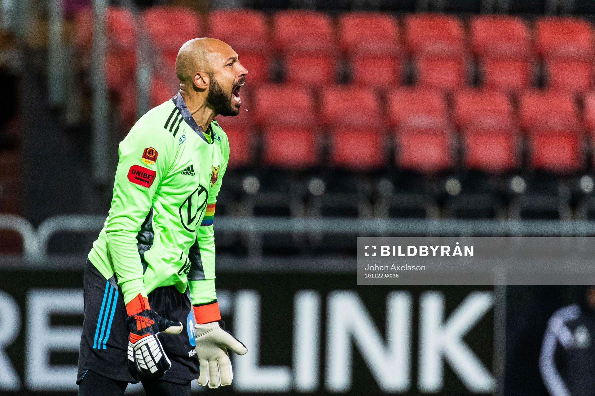 Östersunds målvakt Aly Keita reagerar