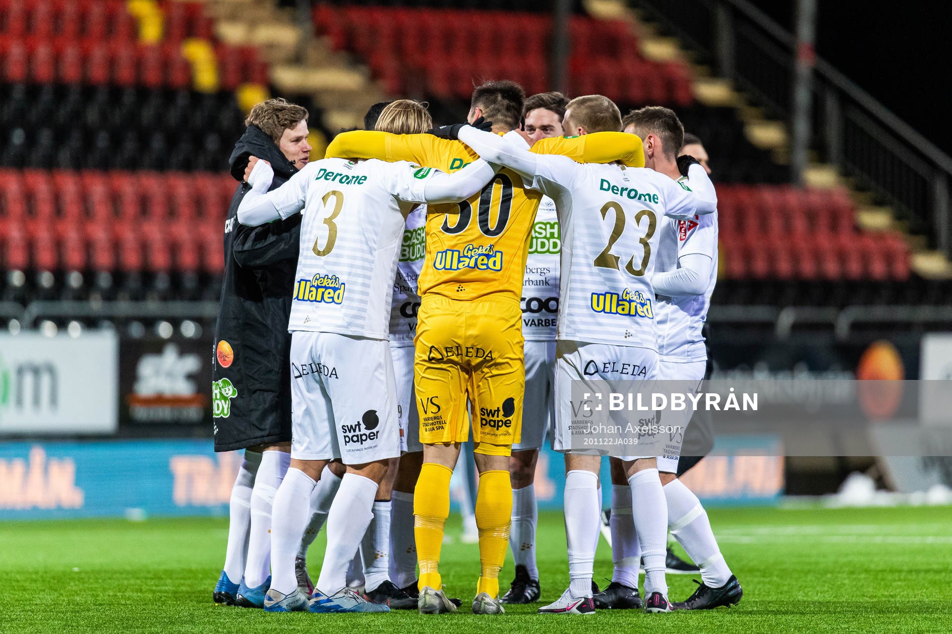 Varbergs spelare jublar efter fotbollsmatchen i Allsvenskan mellan Östersund och Varberg den 22 november 2020 i Östersund.