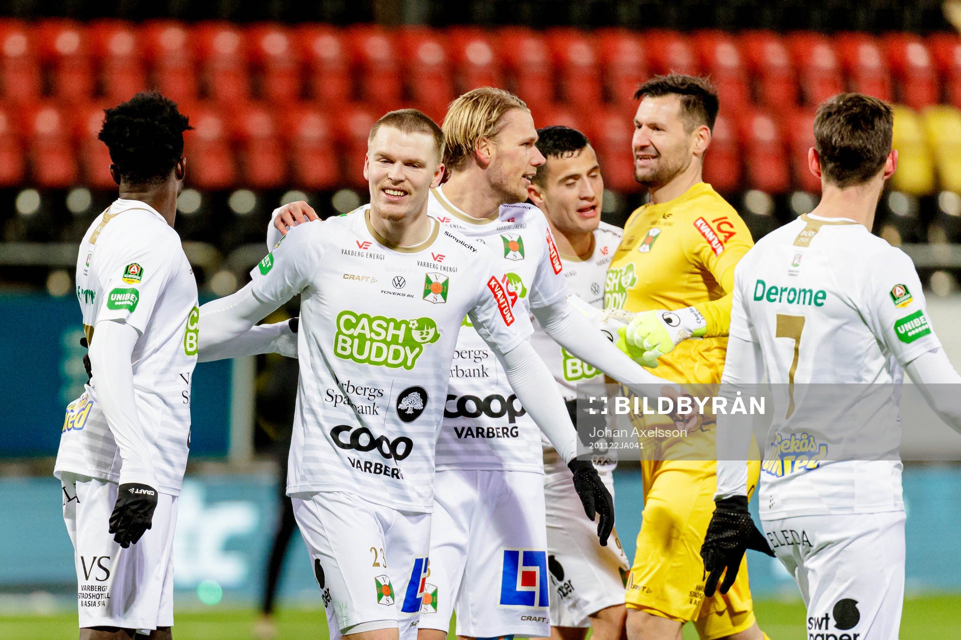 Varbergs Anton Liljenbäck och Gideon Mensah jublar efter fotbollsmatchen i Allsvenskan mellan Östersund och Varberg den 22 november 2020 i Östersund.