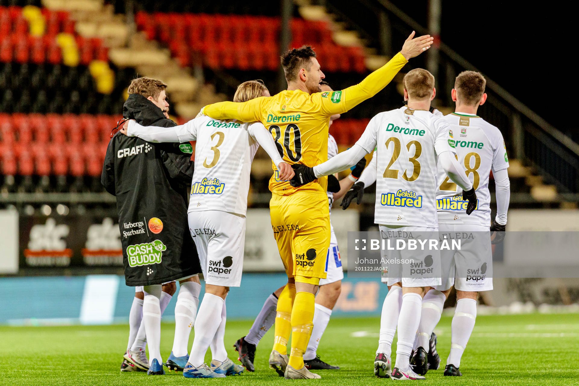 Varberg jublar efter fotbollsmatchen i Allsvenskan mellan Östersund och Varberg den 22 november 2020 i Östersund.