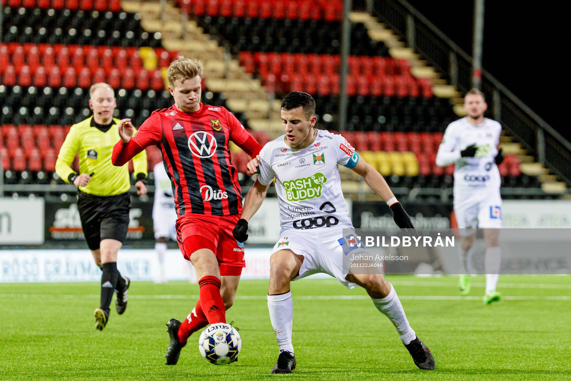 Östersunds Eirik Haugan i kamp med Varbergs Astrit Selmani under fotbollsmatchen i Allsvenskan mellan Östersund och Varberg den 22 november 2020 i Östersund.