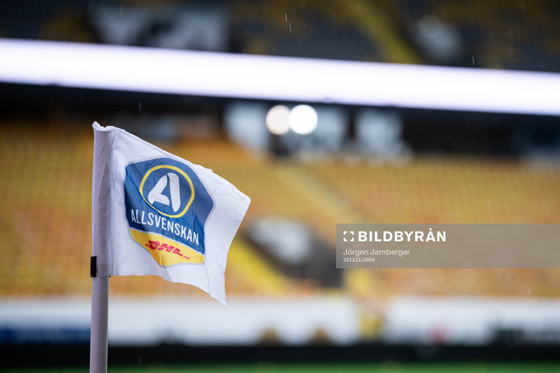 Hörnflagga med Allsvenskans logga samt DHL