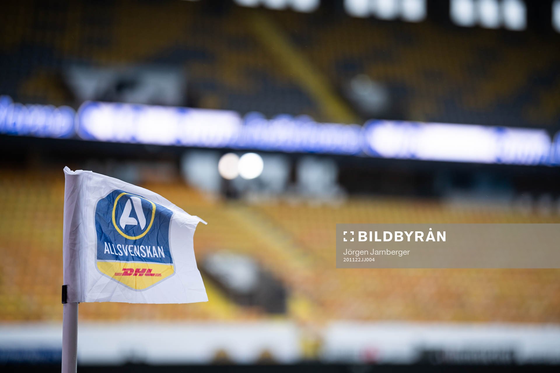 Hörnflagga med Allsvenskans logga samt DHL