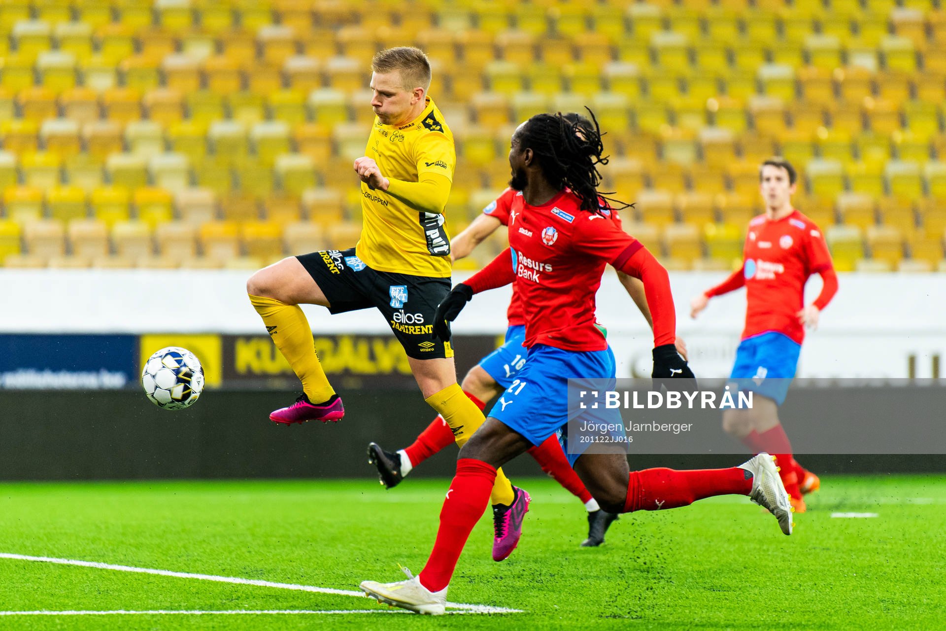 Elfsborgs Simon Olsson och Helsingborgs Kebba Ceesay