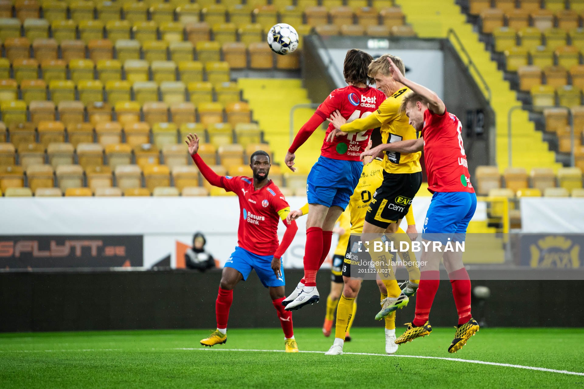 Elfsborgs Jeppe Møldrup Okkels i kamp med Helsingborgs Mikkel Diskerud och Andreas Landgren under fotbollsmatchen i Allsvenskan mellan Elfsborg och Helsingborg den 22 november 2020 i Borås.