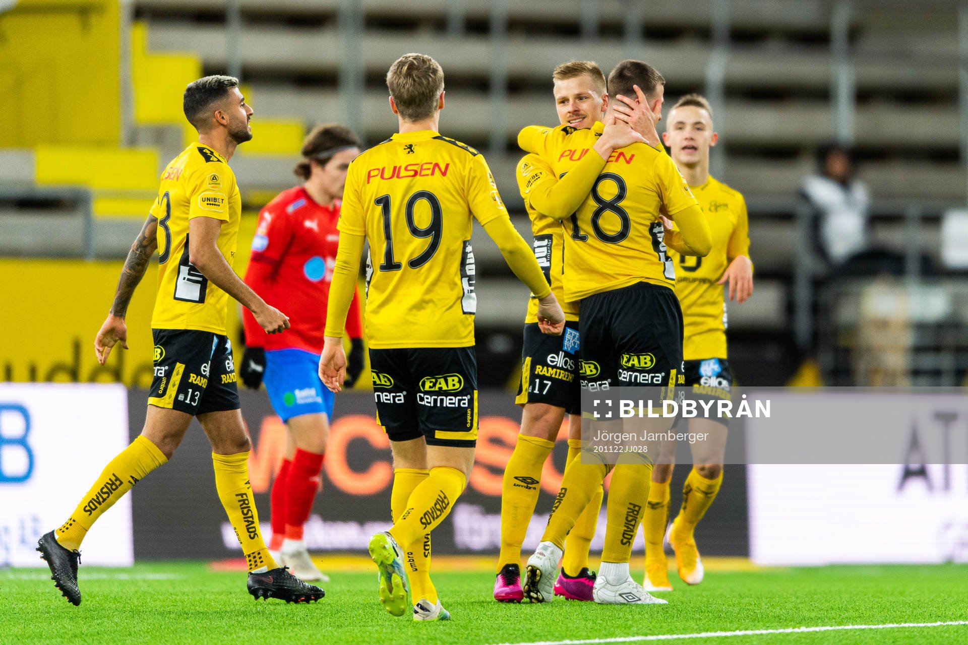 Elfsborgs Per Frick jublar med Simon Olsson efter 1-0 under fotbollsmatchen i Allsvenskan mellan Elfsborg och Helsingborg den 22 november 2020 i Borås.