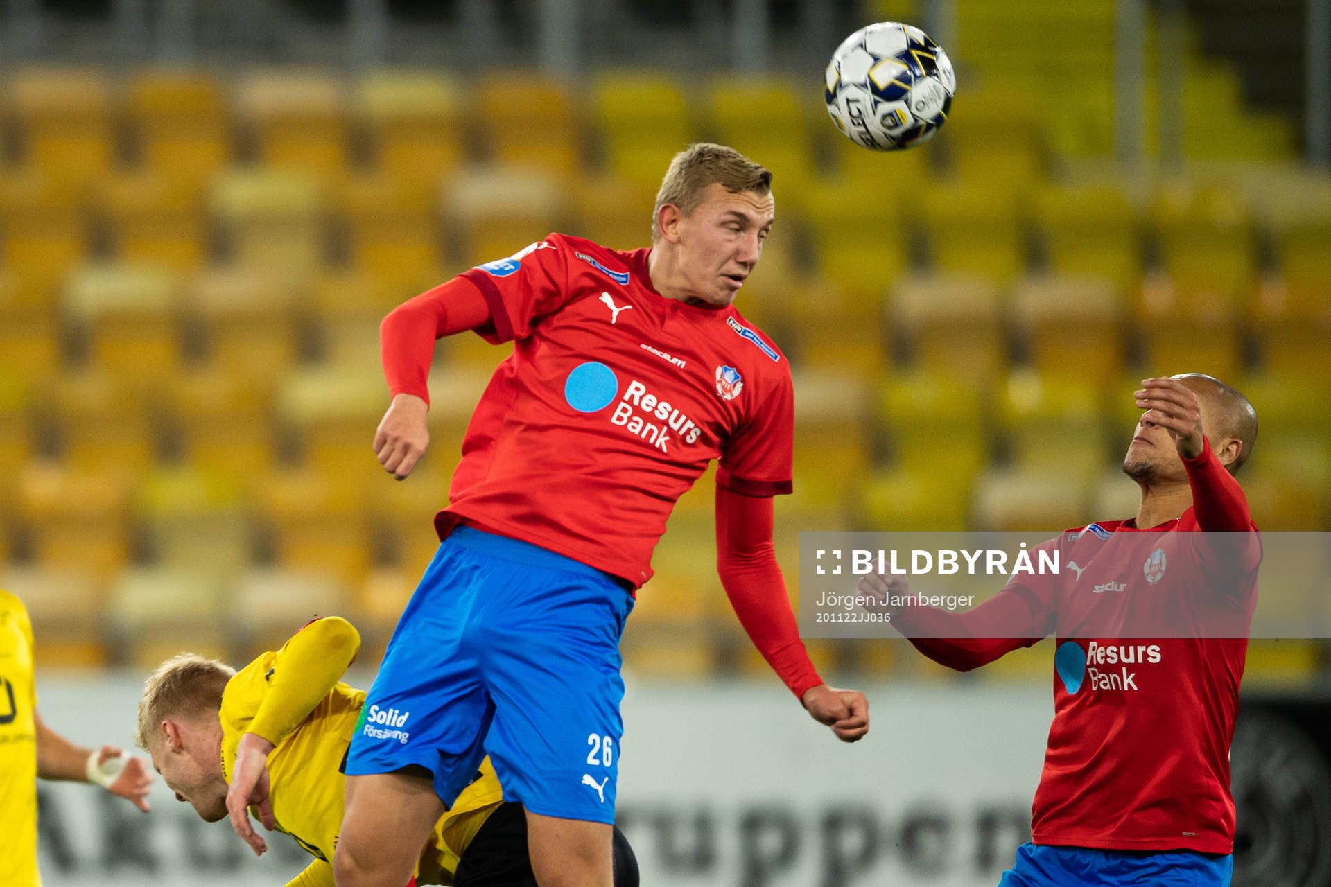 Helsingborgs Jakob Voelkerling Persson i kamp med Elfsborgs Per Frick under fotbollsmatchen i Allsvenskan mellan Elfsborg och Helsingborg den 22 november 2020 i Borås.